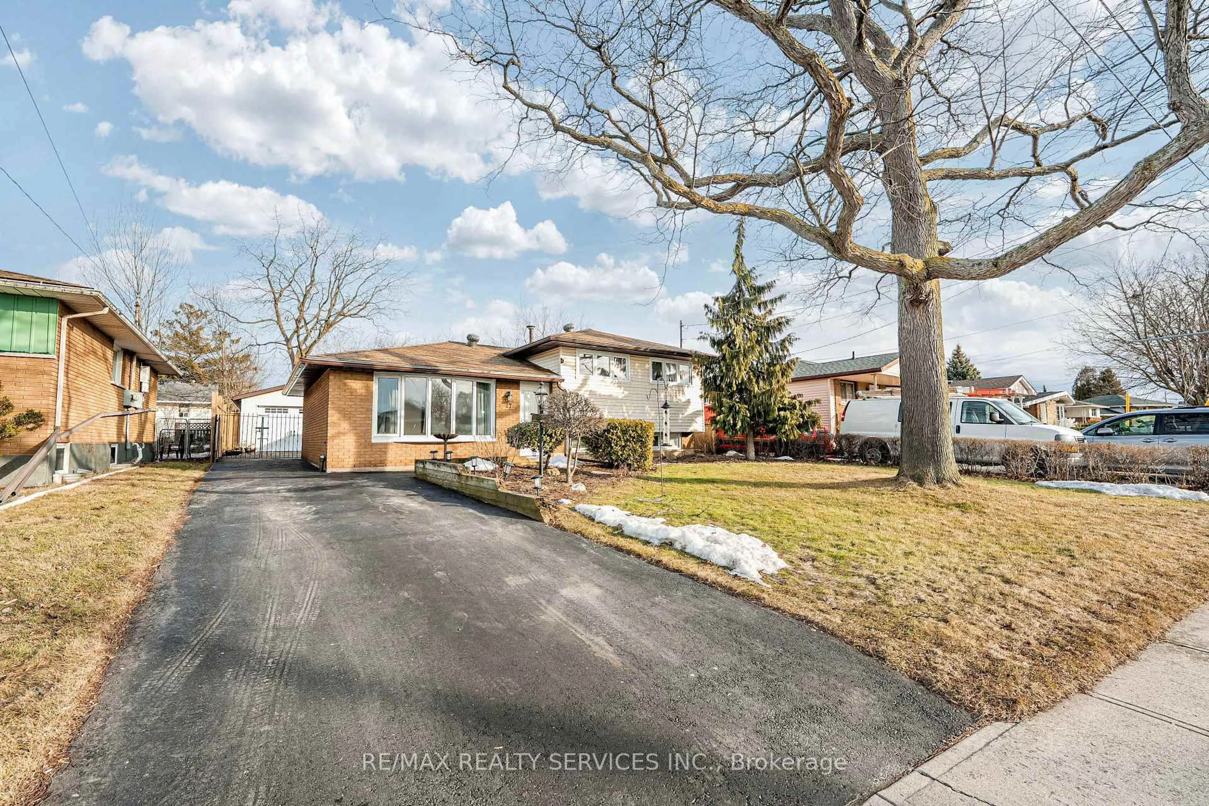 Home with brick exterior material, street for 17 Shamrock Crt, Hamilton Ontario L8V 4E2