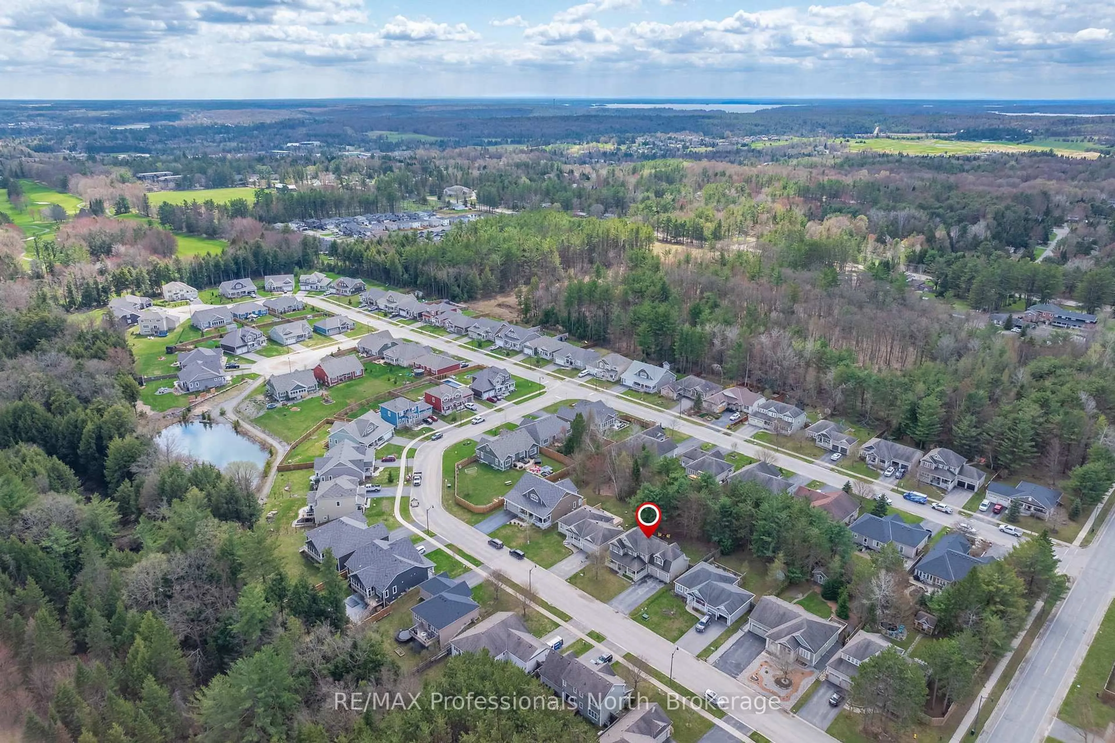 A pic from outside/outdoor area/front of a property/back of a property/a pic from drone, mountain view for 35 Windsong Cres, Bracebridge Ontario P1L 0A3