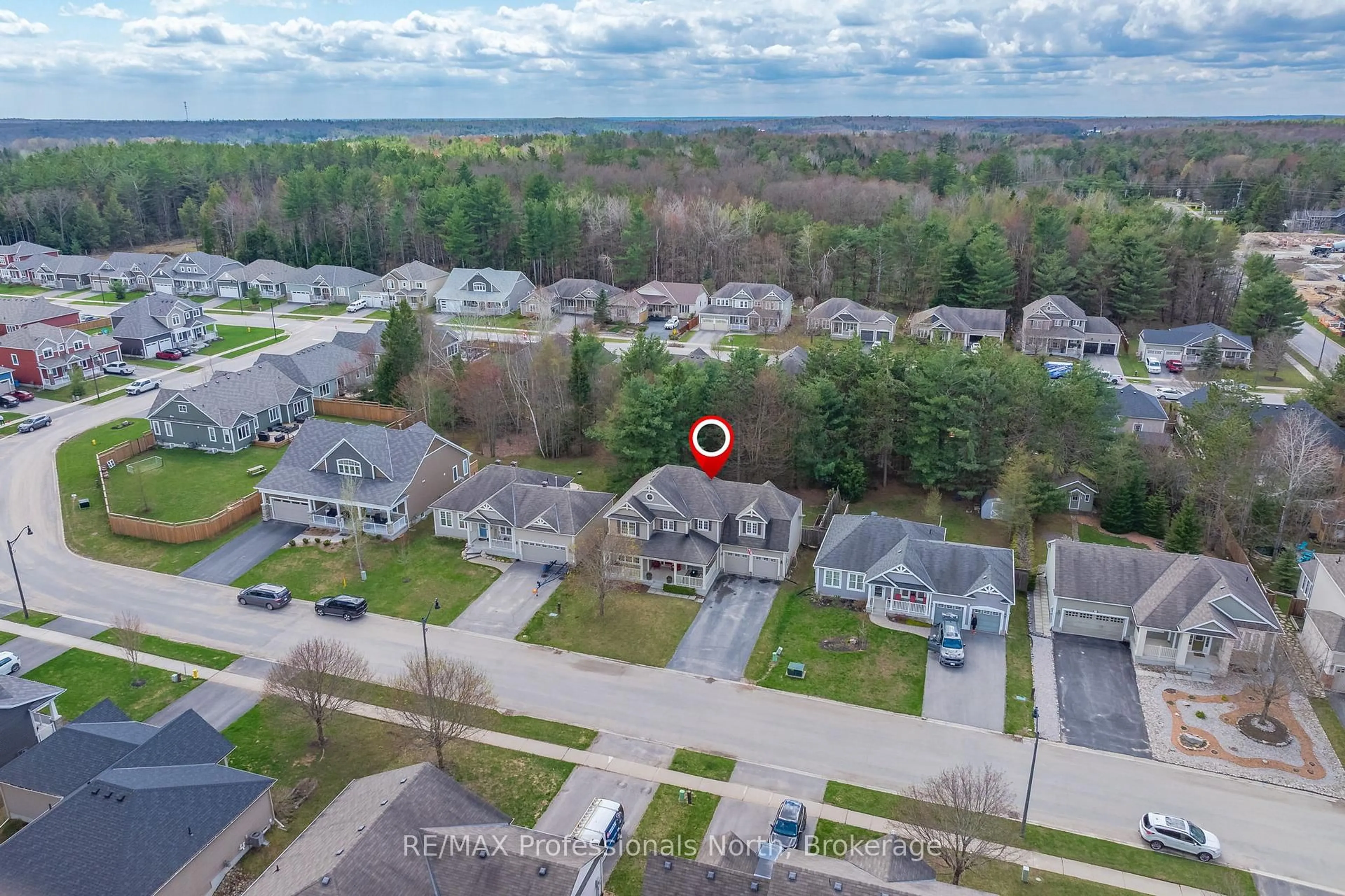 A pic from outside/outdoor area/front of a property/back of a property/a pic from drone, unknown for 35 Windsong Cres, Bracebridge Ontario P1L 0A3