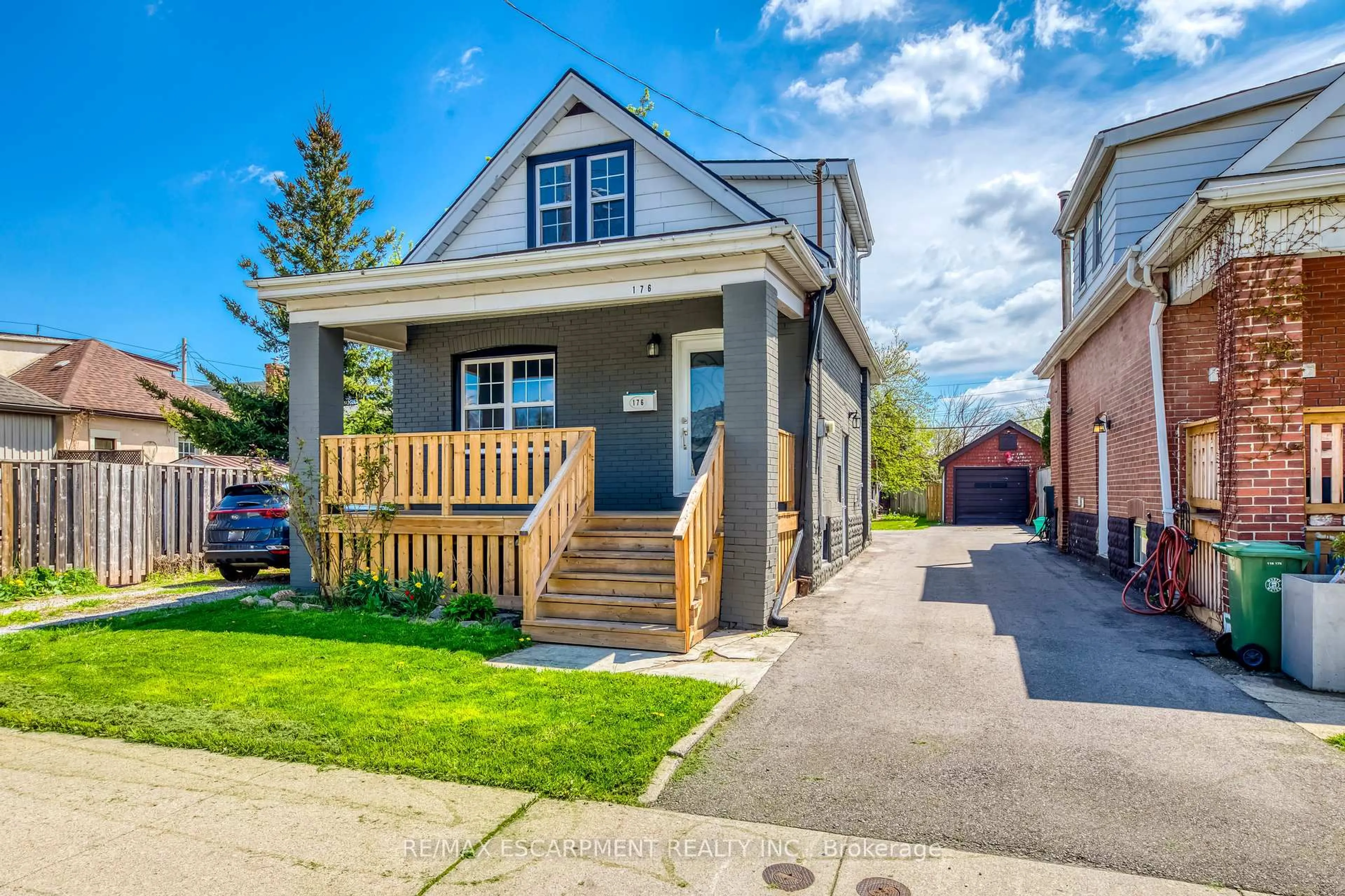 Home with vinyl exterior material, street for 176 Garside Ave, Hamilton Ontario L8H 4W8