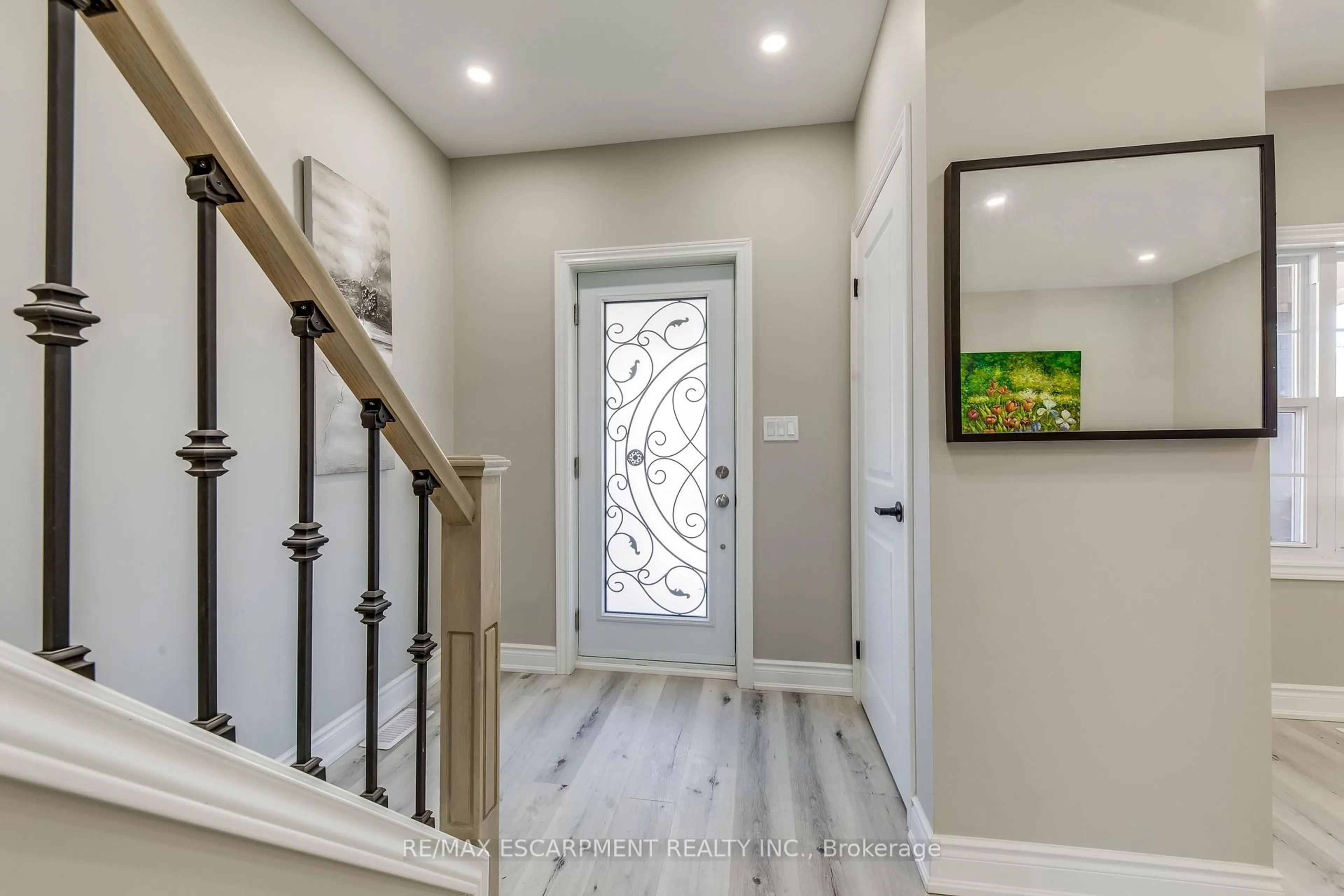 Indoor entryway for 176 Garside Ave, Hamilton Ontario L8H 4W8