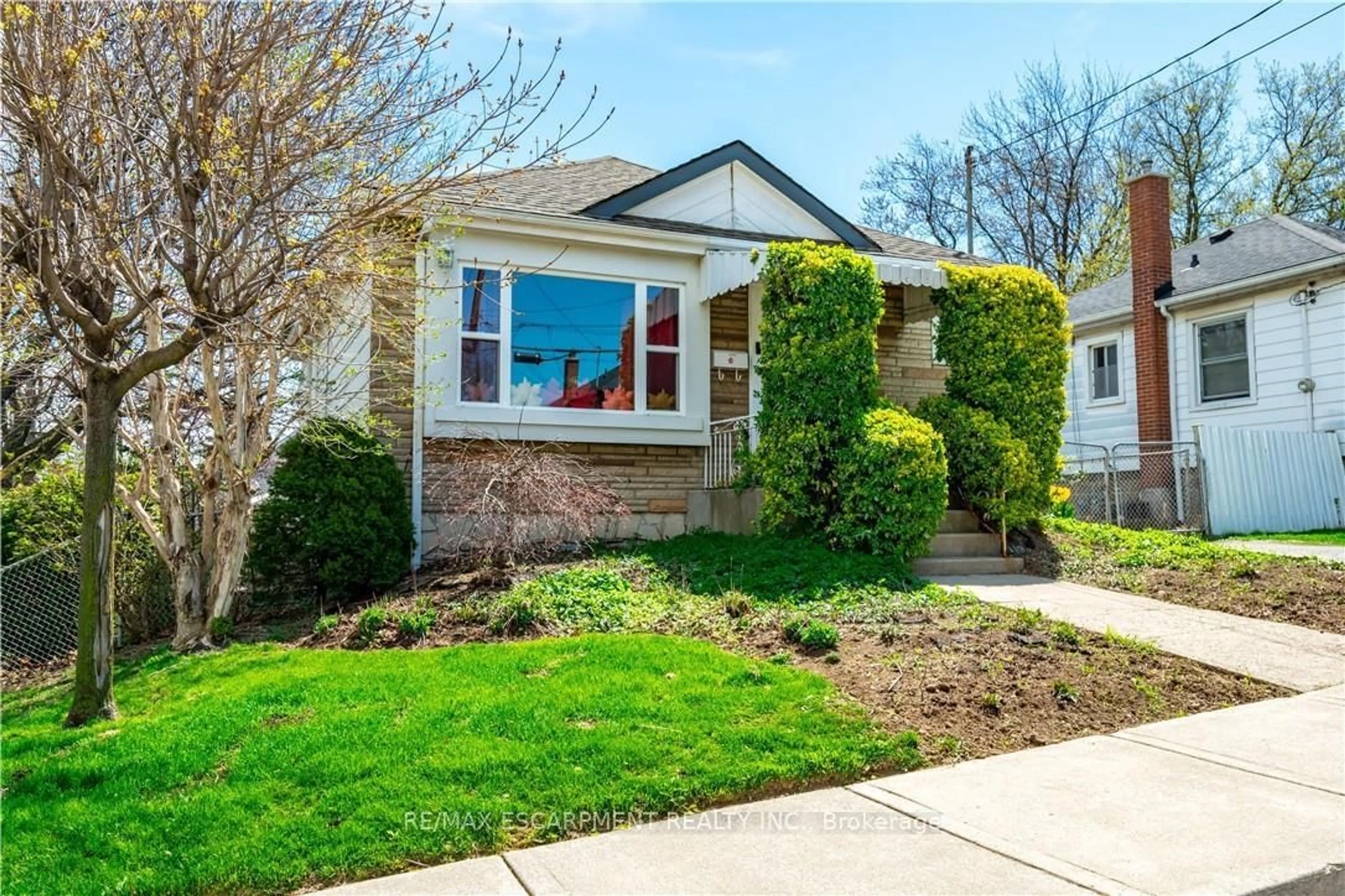 Home with vinyl exterior material, street for 119 East 17th St, Hamilton Ontario L9A 4M4