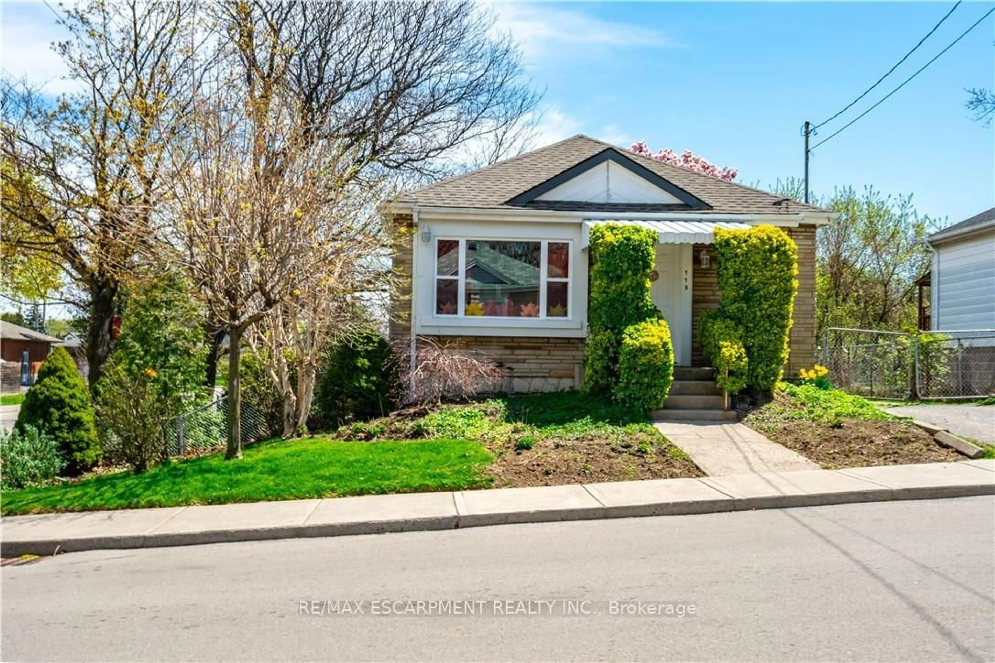 Home with brick exterior material, street for 119 East 17th St, Hamilton Ontario L9A 4M4