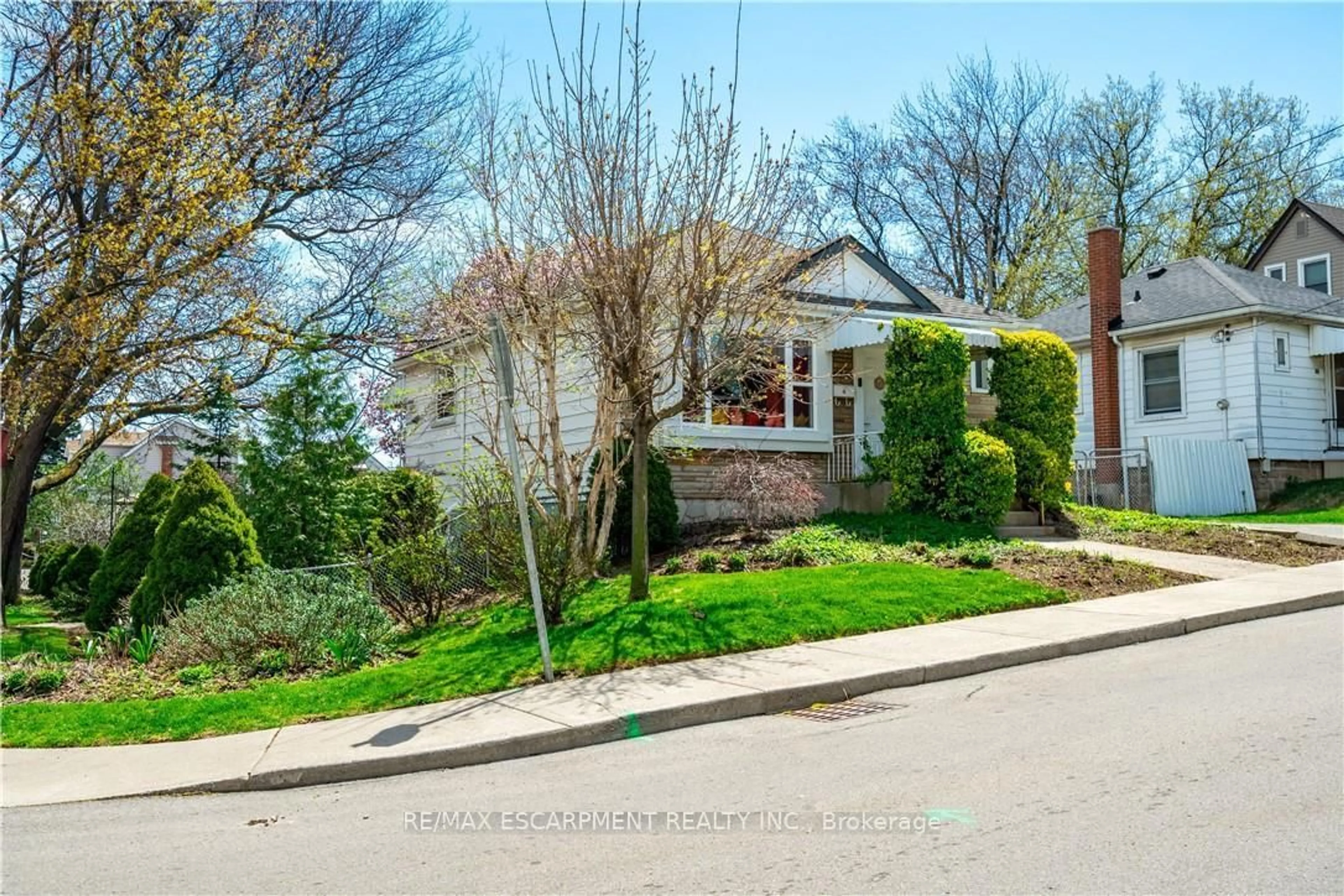 Unknown for 119 East 17th St, Hamilton Ontario L9A 4M4