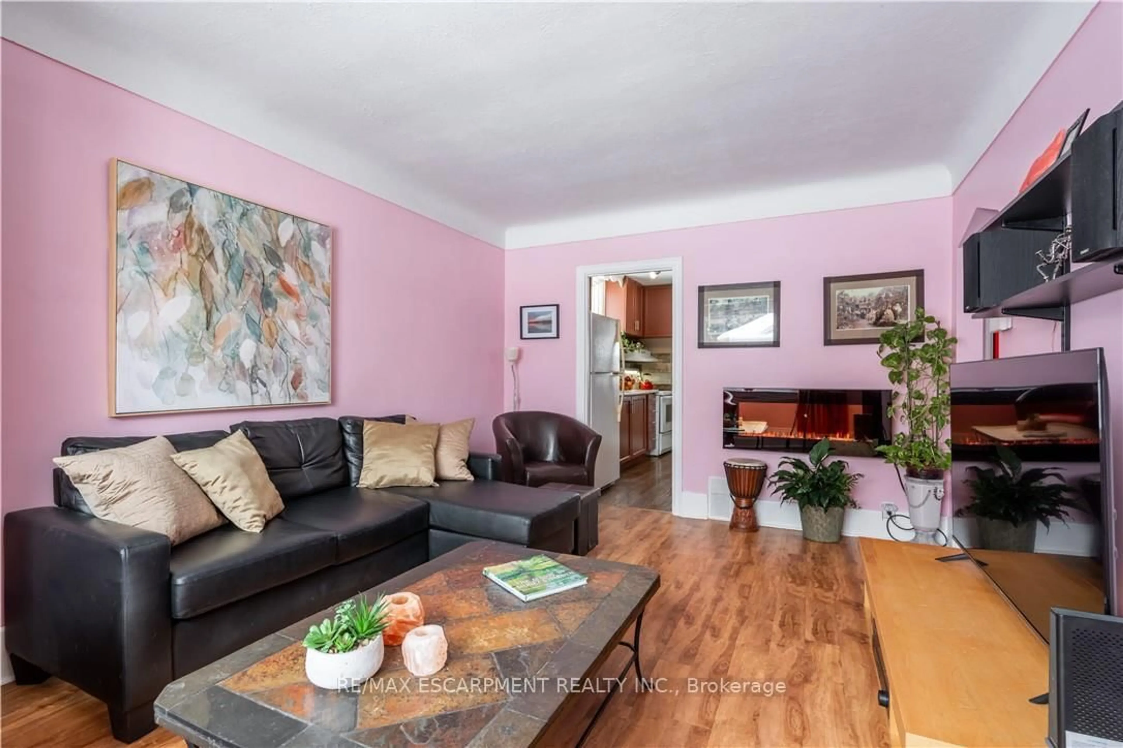 Living room with furniture, wood/laminate floor for 119 East 17th St, Hamilton Ontario L9A 4M4