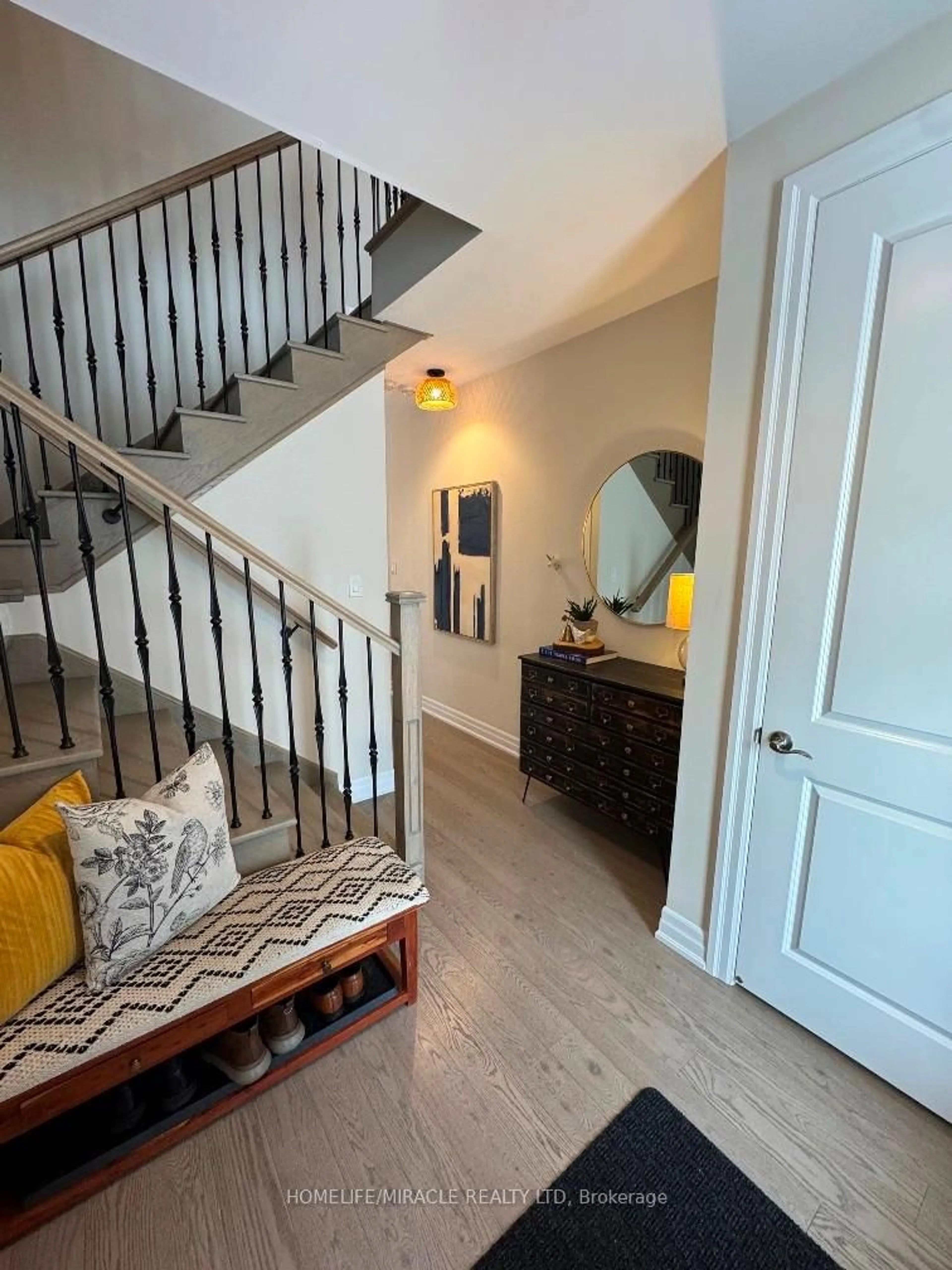 Indoor entryway for 26 Windsor Circ, Niagara-on-the-Lake Ontario L0S 1J0