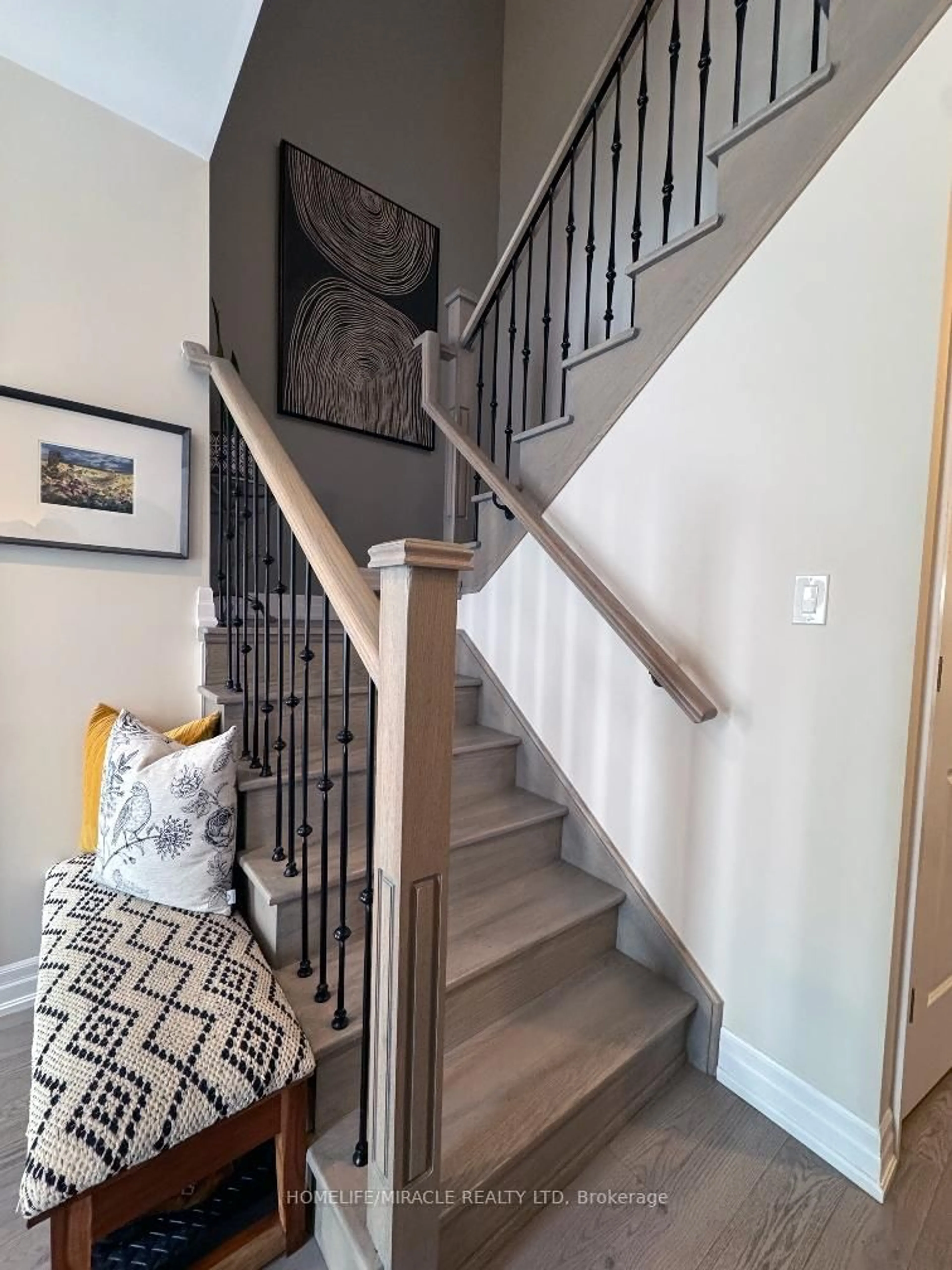 Stairs for 26 Windsor Circ, Niagara-on-the-Lake Ontario L0S 1J0