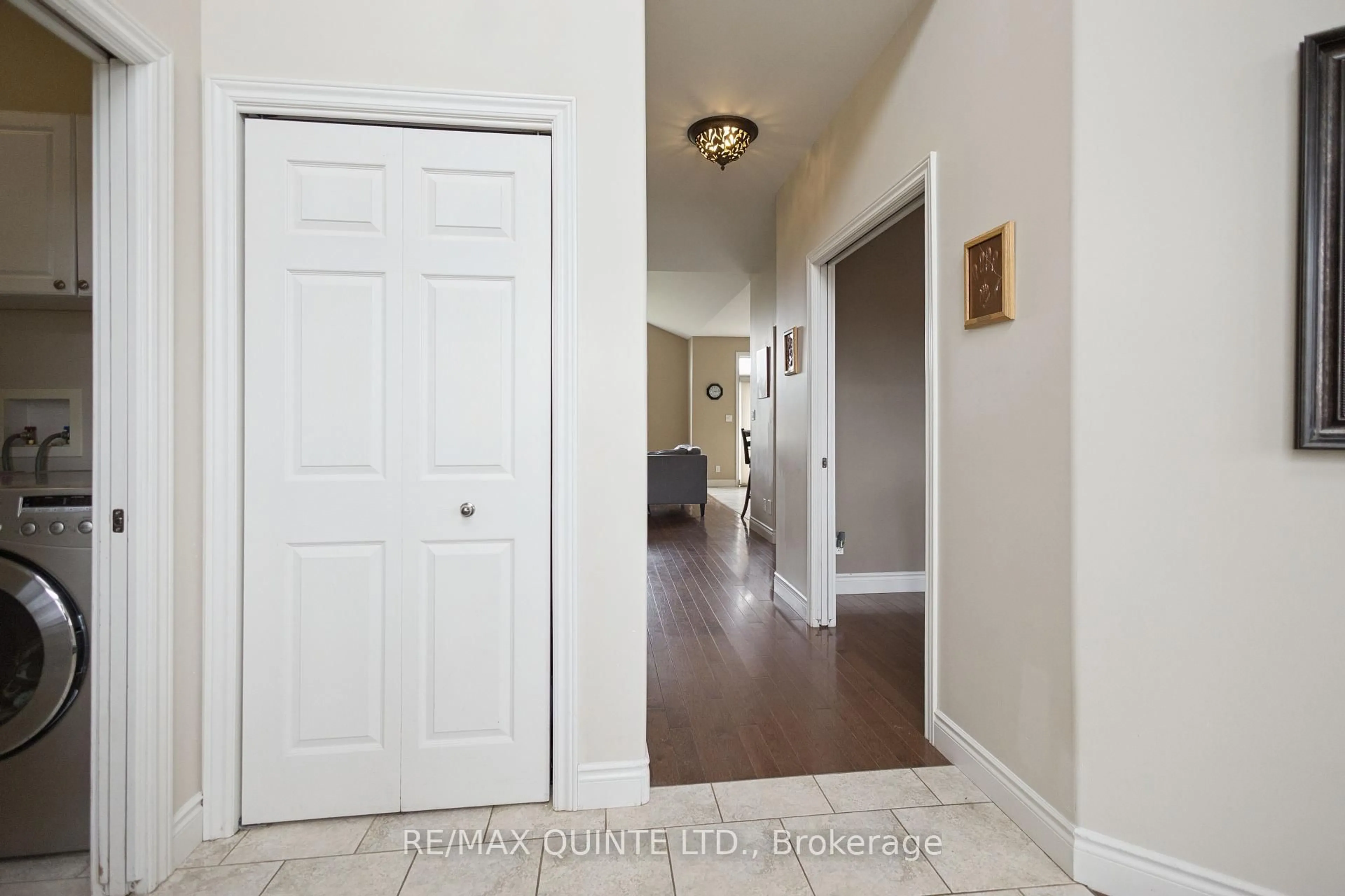 Indoor entryway for 12 Hampton Ridge Dr, Belleville Ontario K8N 0L6