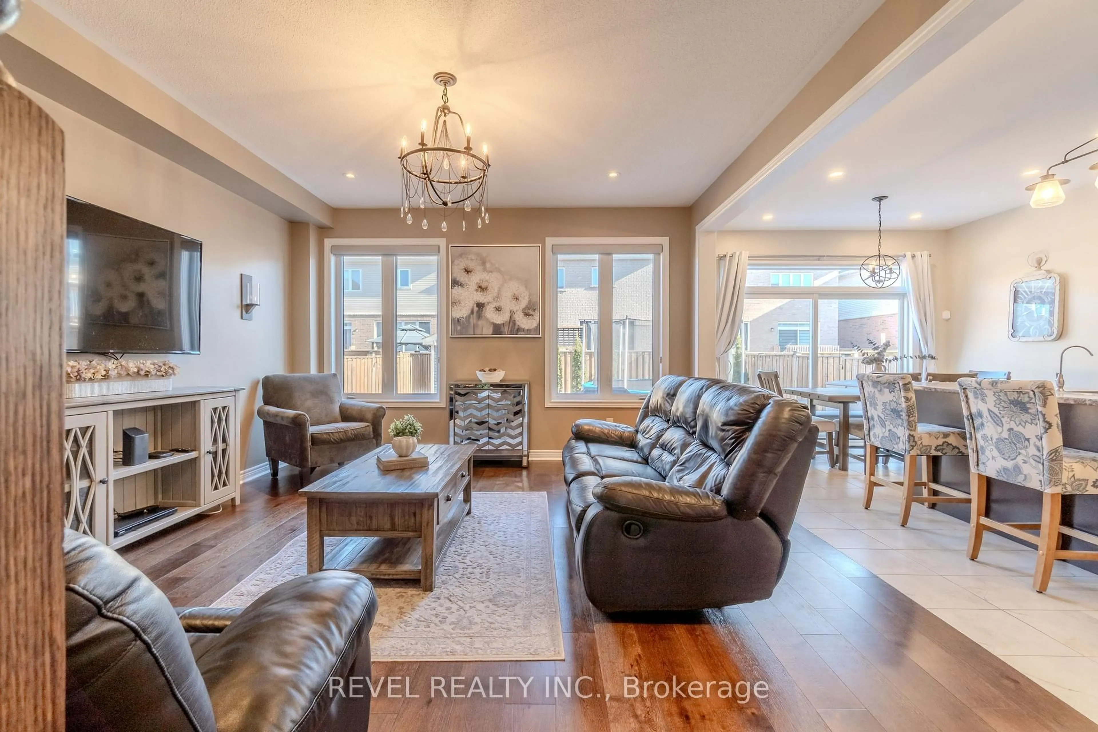 Living room with furniture, unknown for 50 Barlow Pl, Brant Ontario N3L 0H1