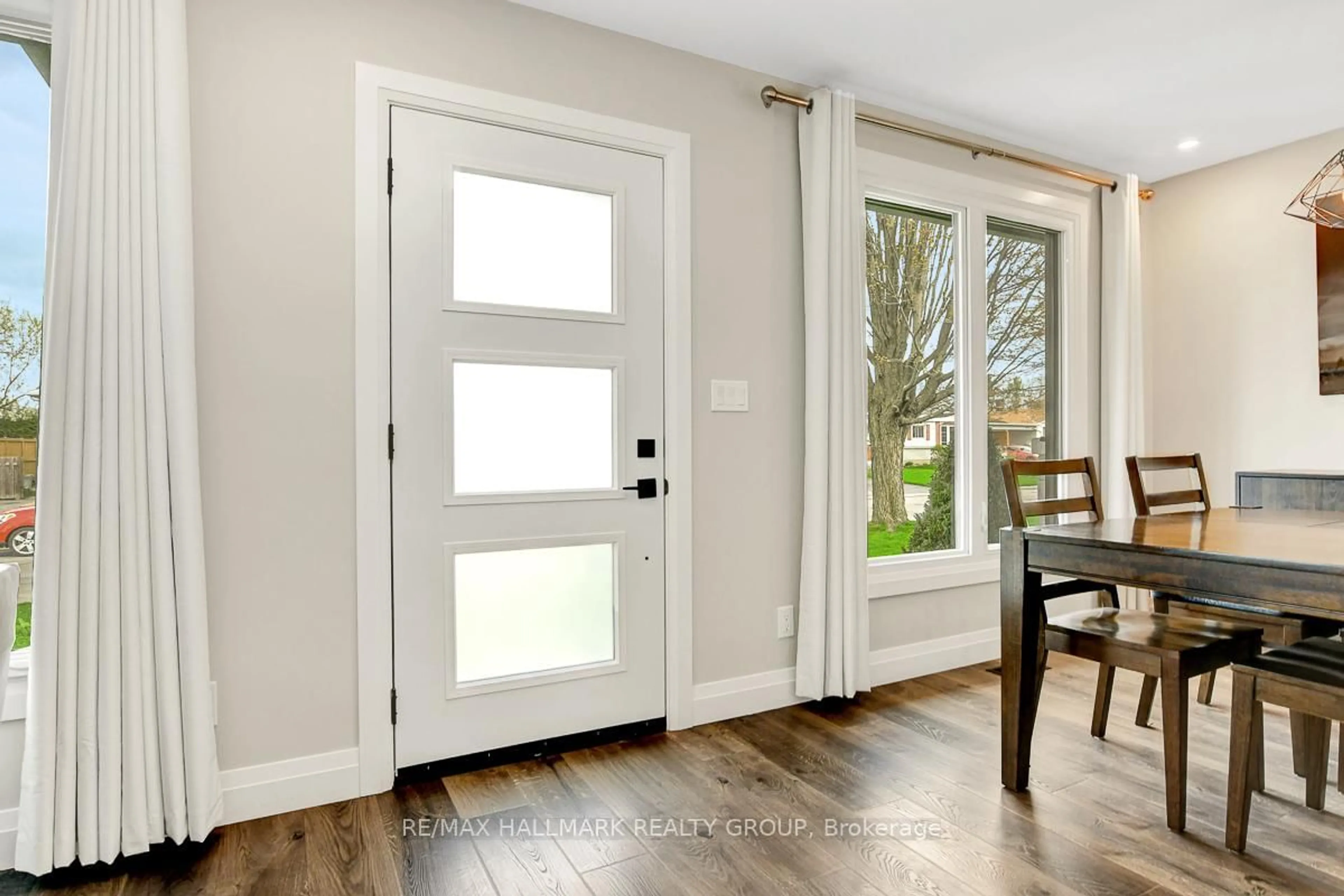 Indoor entryway for 2216 Fillmore Cres, Ottawa Ontario K1J 6A3