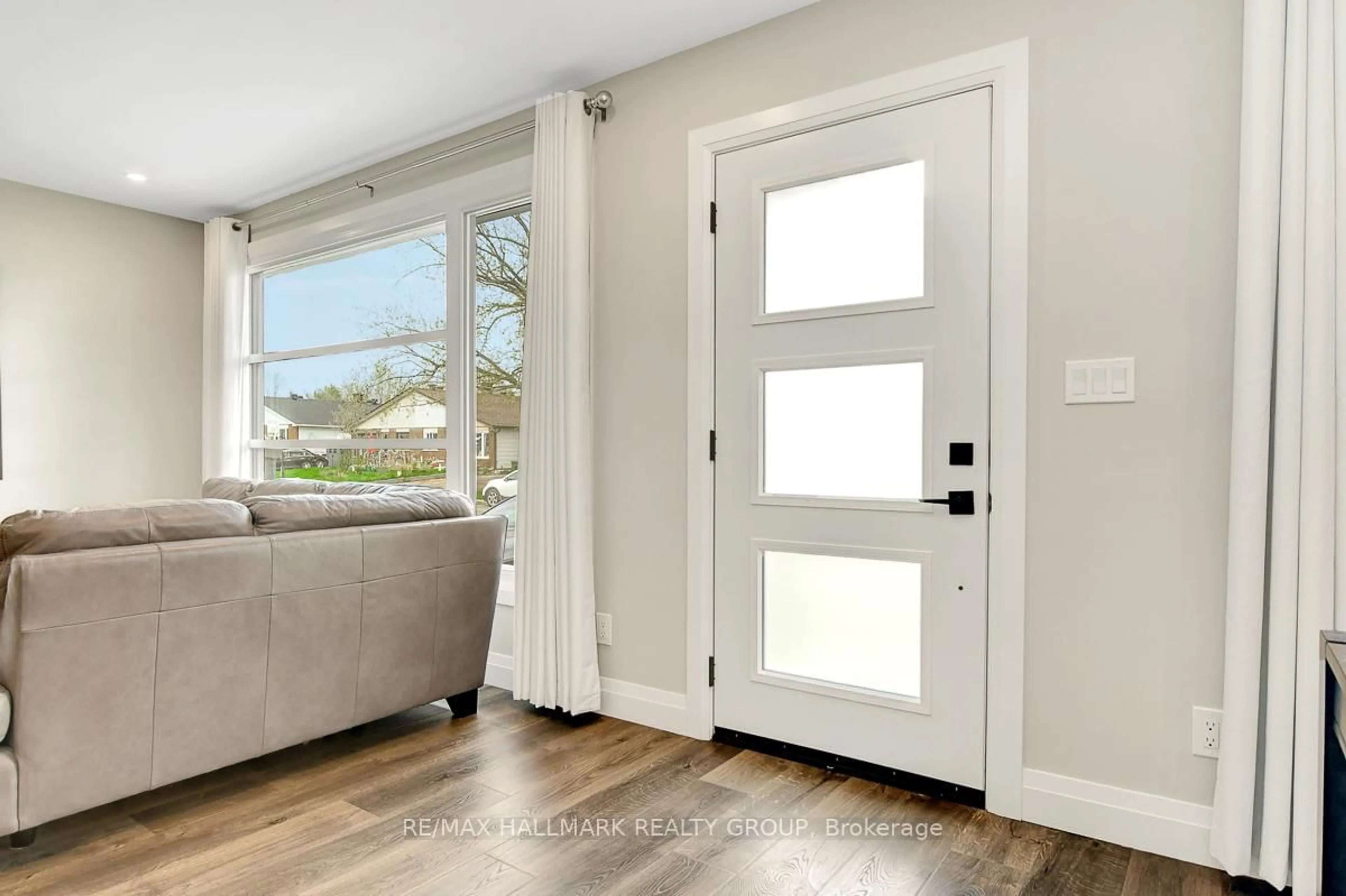 Indoor entryway for 2216 Fillmore Cres, Ottawa Ontario K1J 6A3