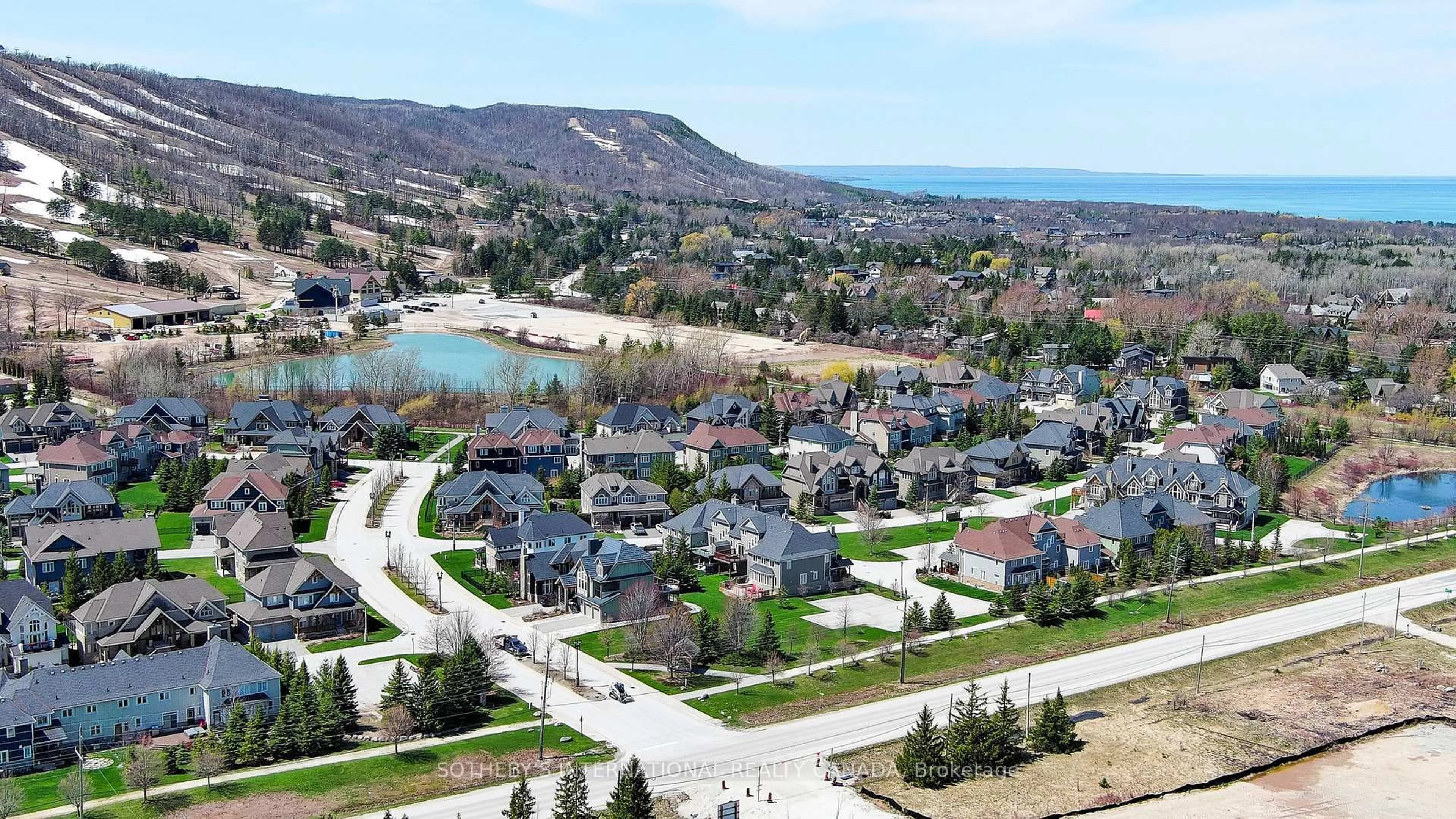 A pic from outside/outdoor area/front of a property/back of a property/a pic from drone, unknown for 101 Millennium Way, Blue Mountains Ontario L9Y 0V1