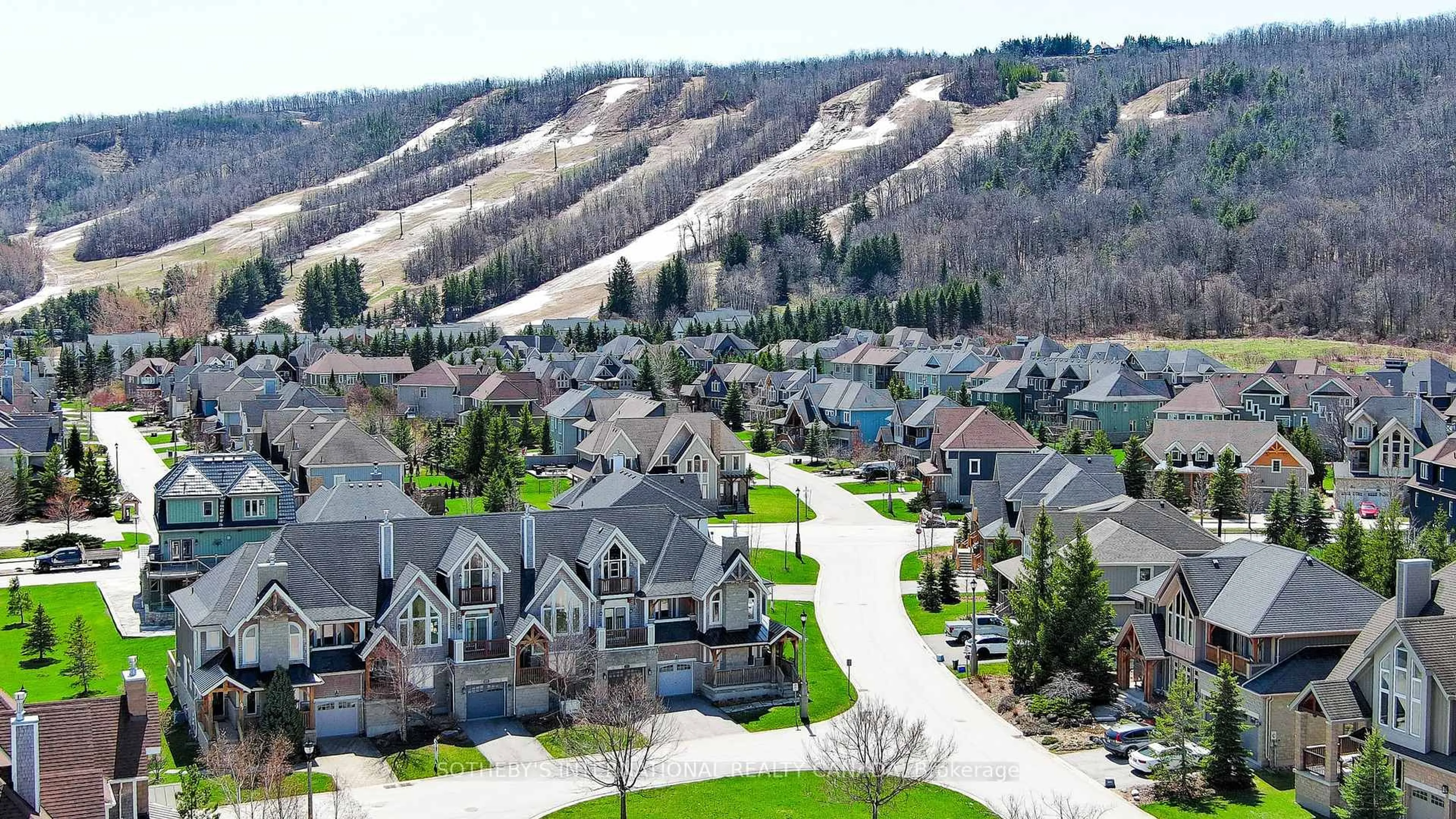 A pic from outside/outdoor area/front of a property/back of a property/a pic from drone, mountain view for 101 Millennium Way, Blue Mountains Ontario L9Y 0V1