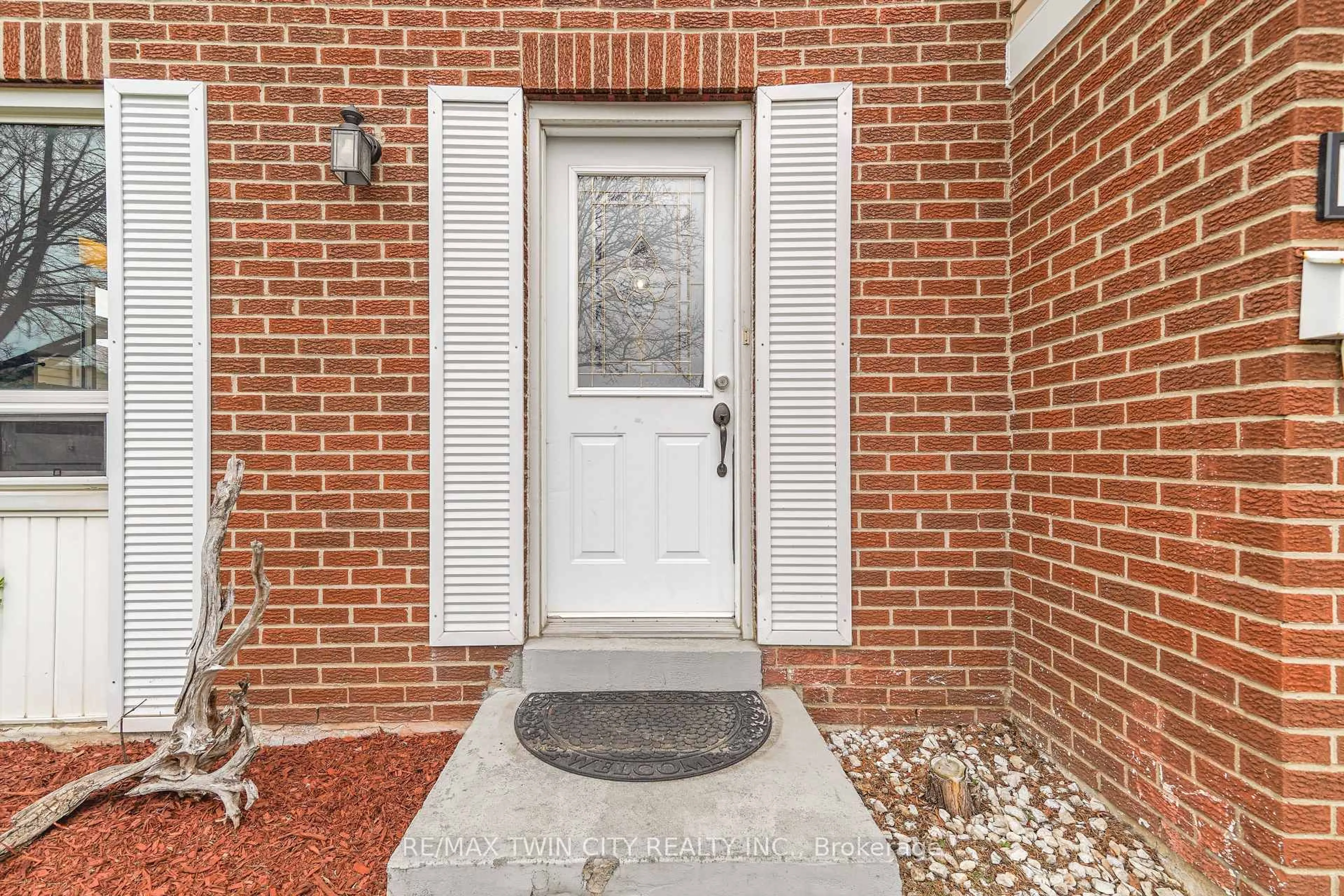 Indoor entryway for 27 Hallmark St, Brantford Ontario N3P 1A6