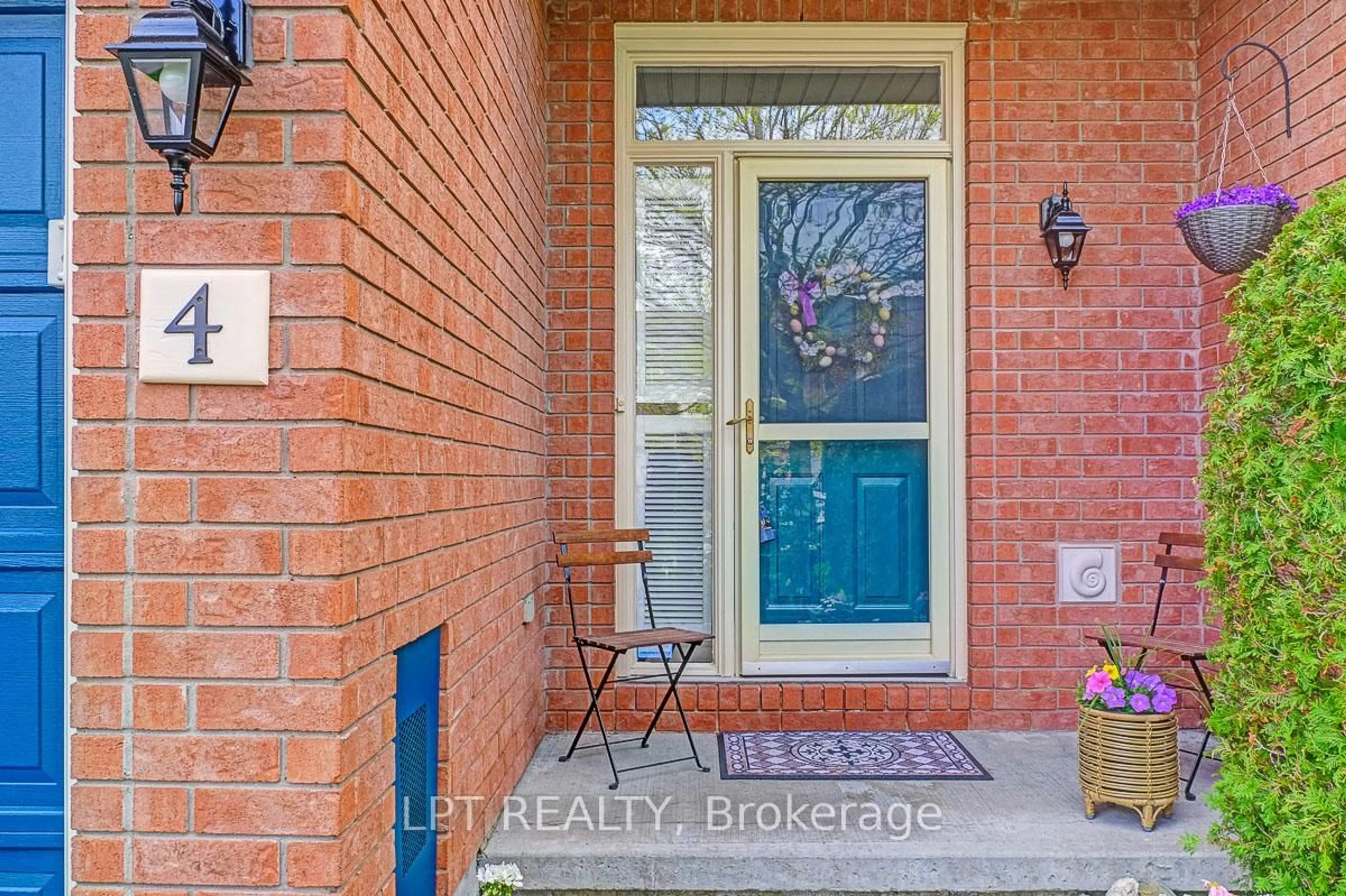 Indoor entryway for 4 Rhapsody Lane, Ottawa Ontario K1V 1B1