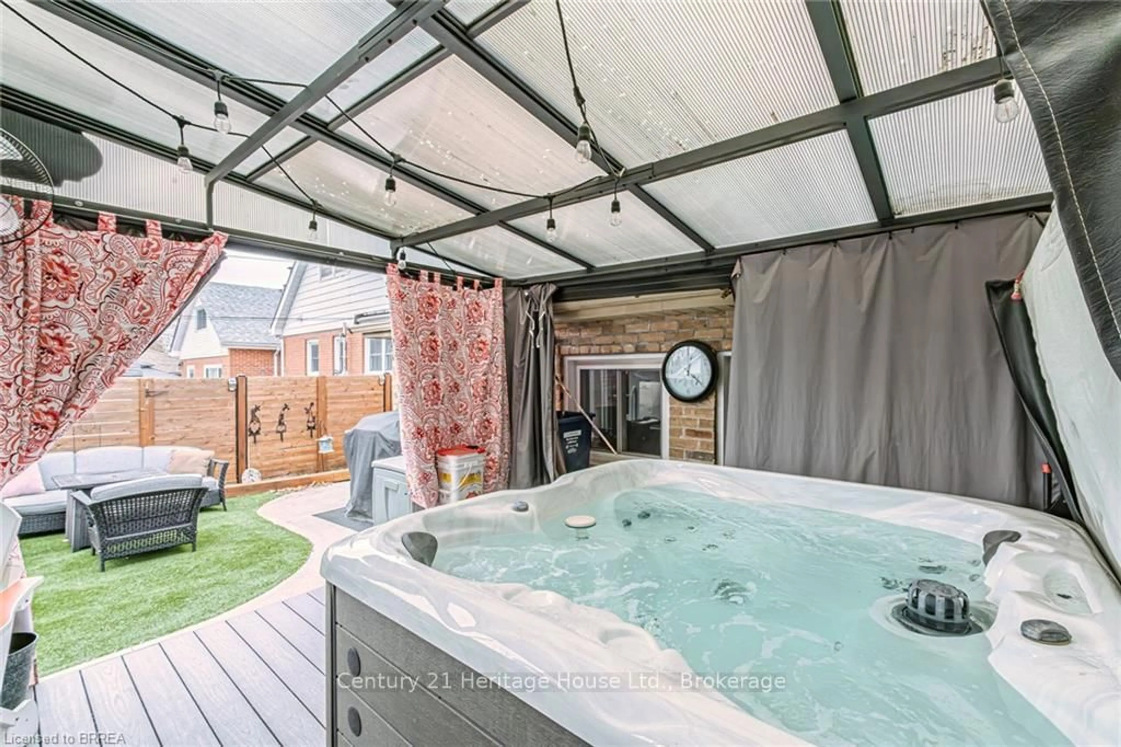 Contemporary bathroom, unknown for 12 Grandview St, Brant Ontario N3R 1Y4