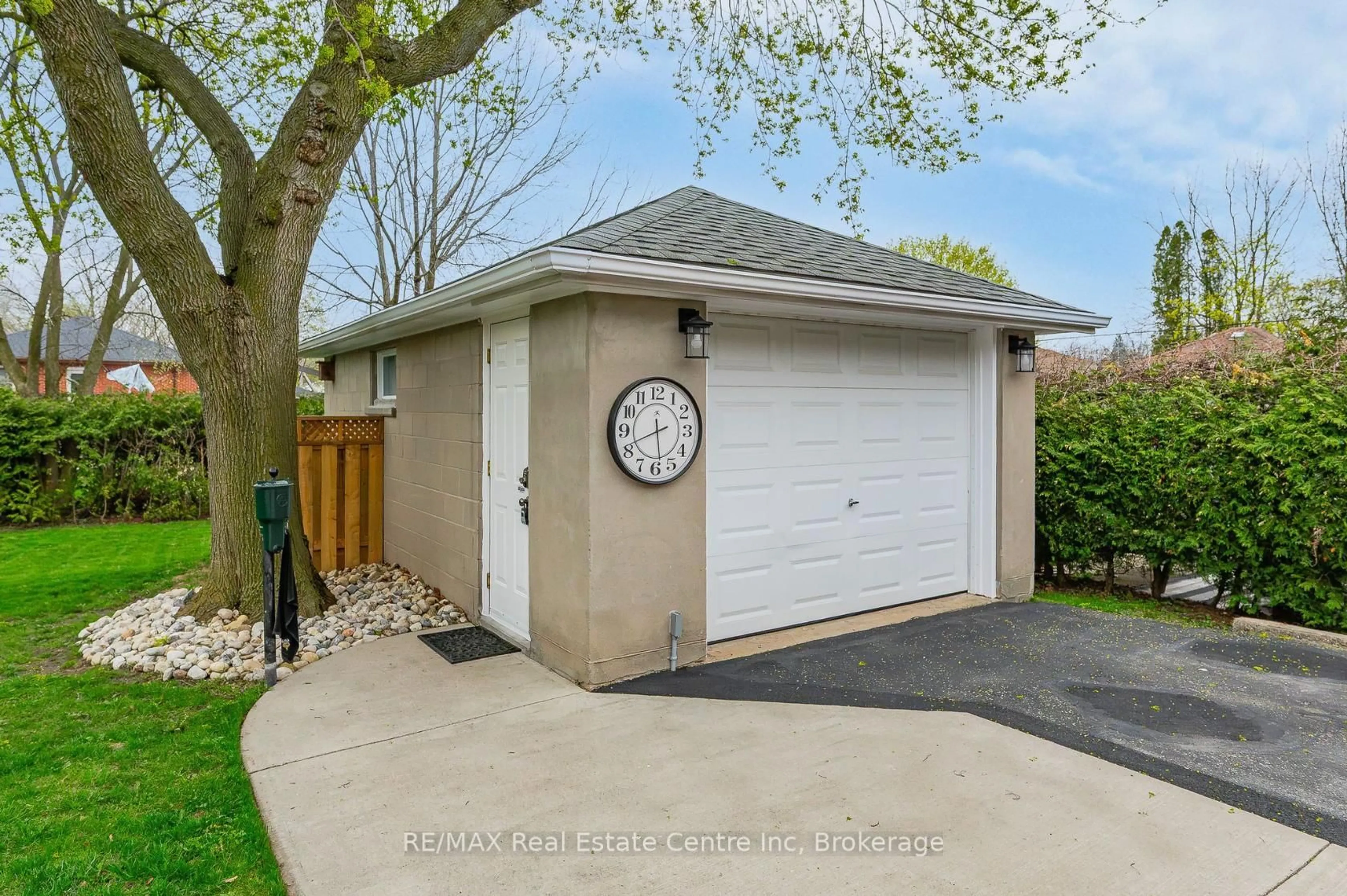 Indoor garage for 21 NORMANDY Dr, Guelph Ontario N1E 2P3