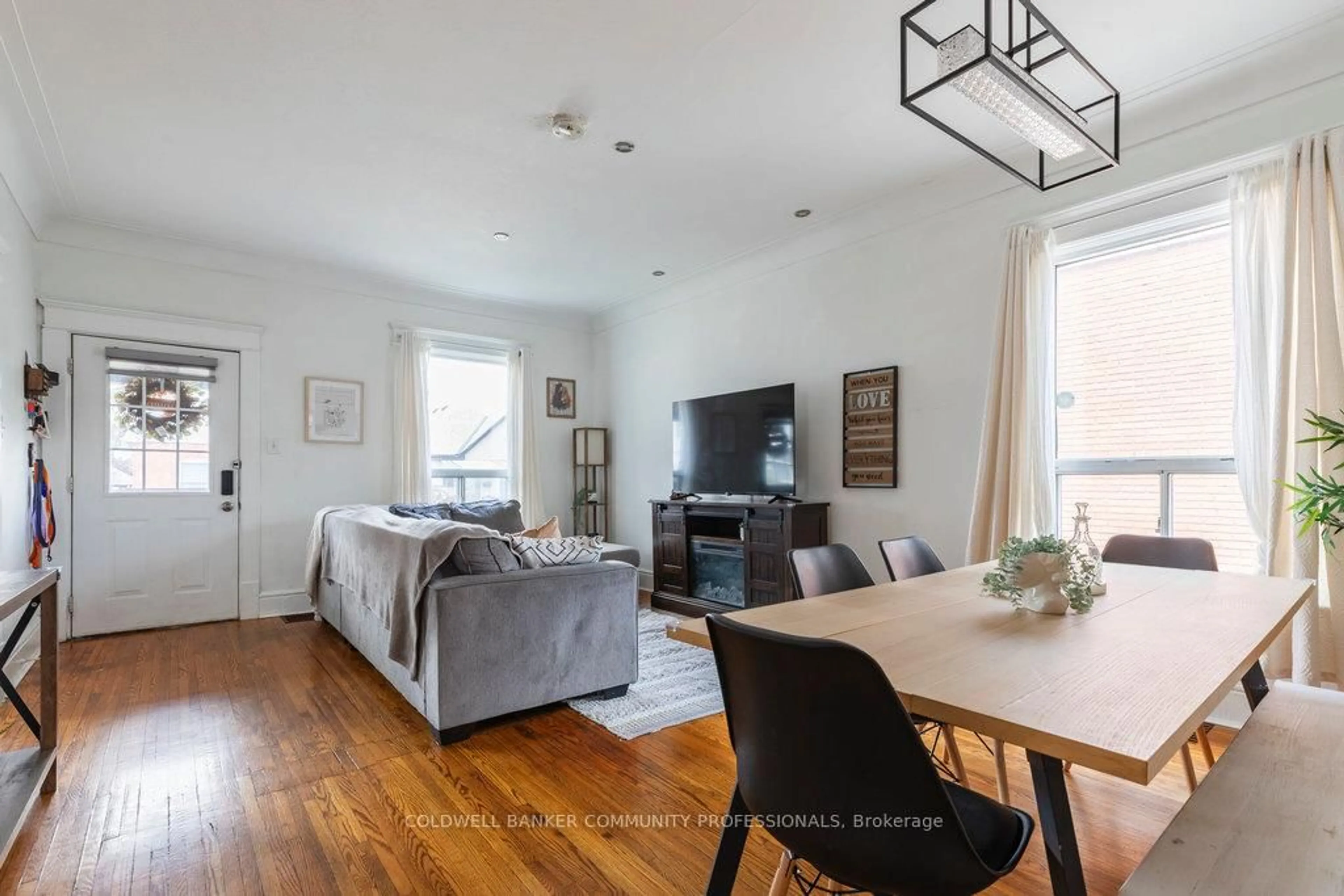 Living room with furniture, wood/laminate floor for 17 Edward St, Brant Ontario N3S 1V2
