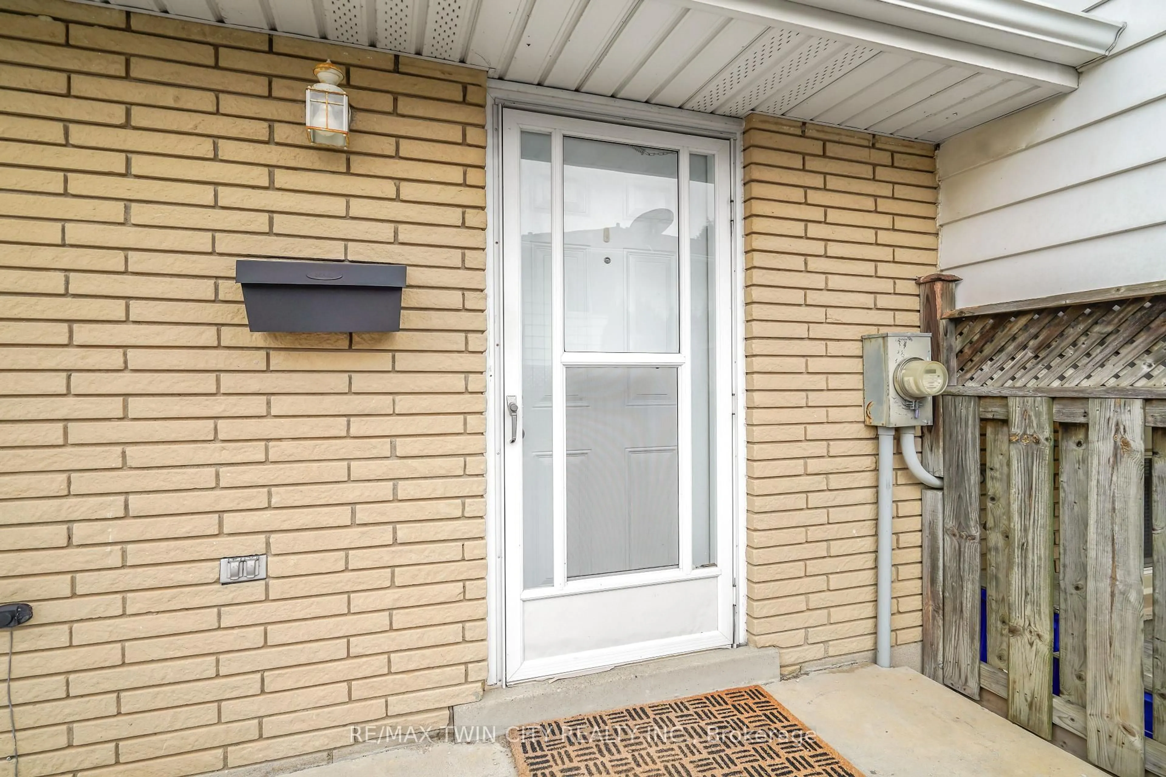 Indoor entryway for 36 Oxford St, Brantford Ontario N3R 5C6