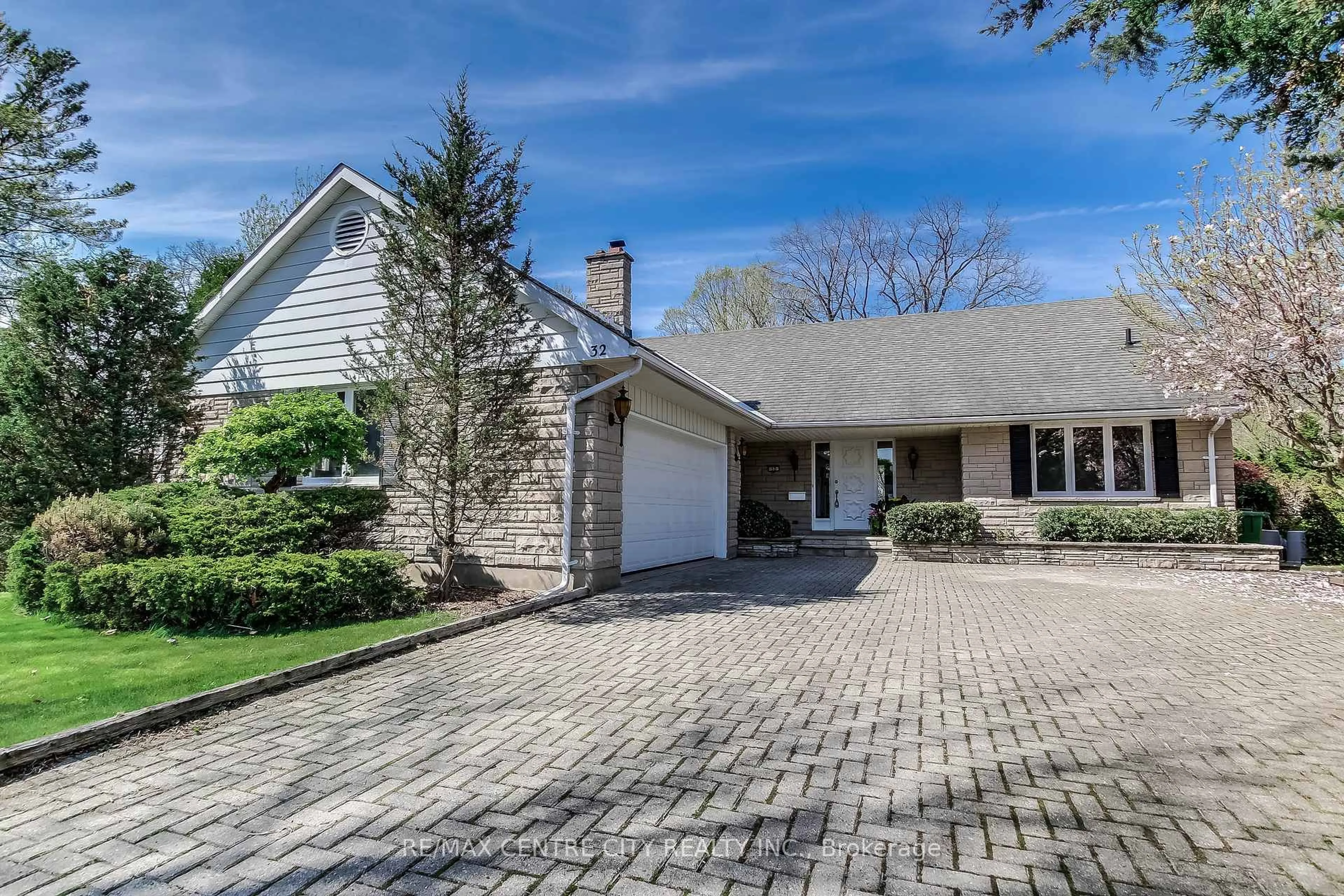 Home with brick exterior material, street for 32 LOCKE Ave, St. Thomas Ontario N5P 3X6