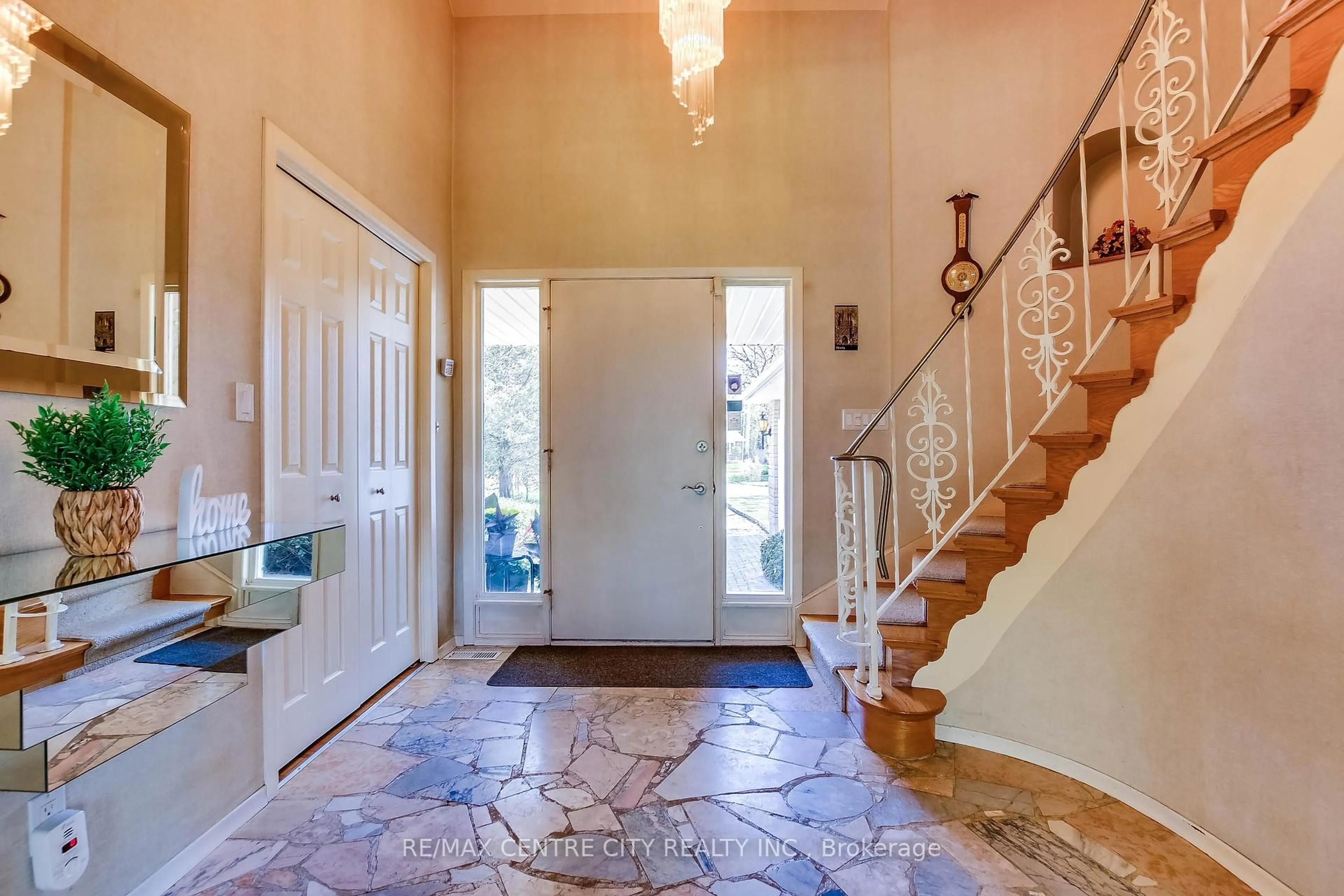 Indoor entryway for 32 LOCKE Ave, St. Thomas Ontario N5P 3X6