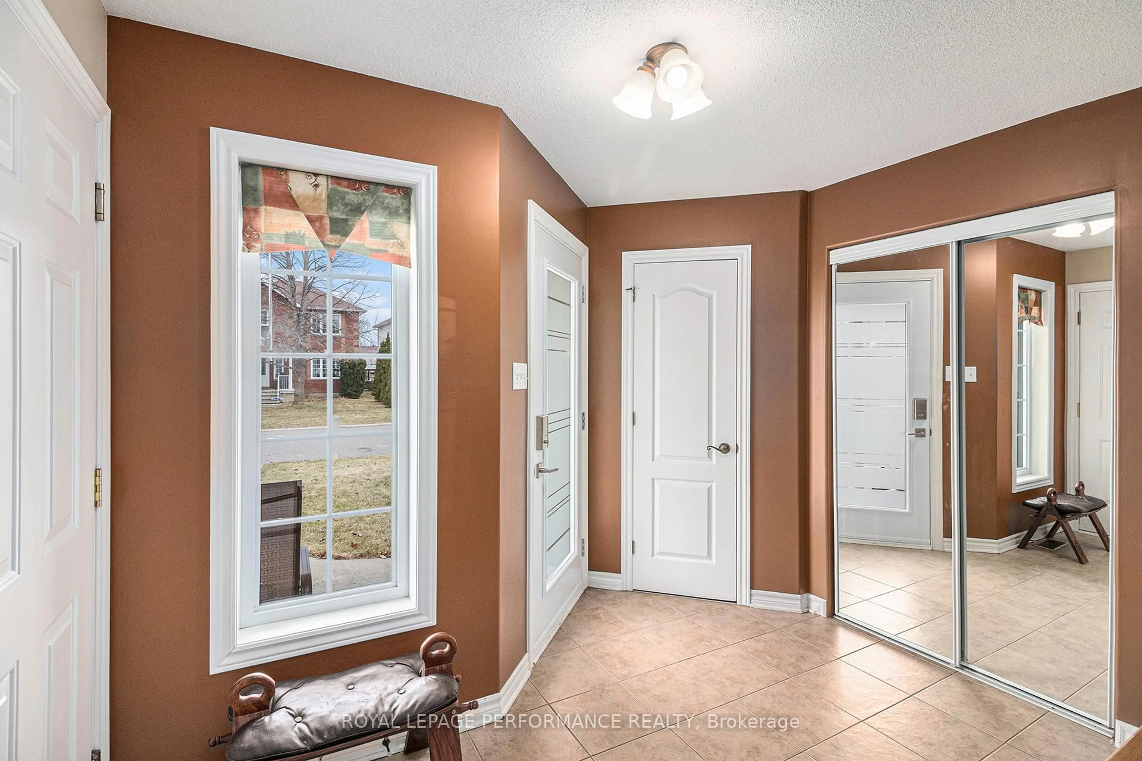 Indoor entryway for 24 La Citadelle St, Russell Ontario K0A 1W0