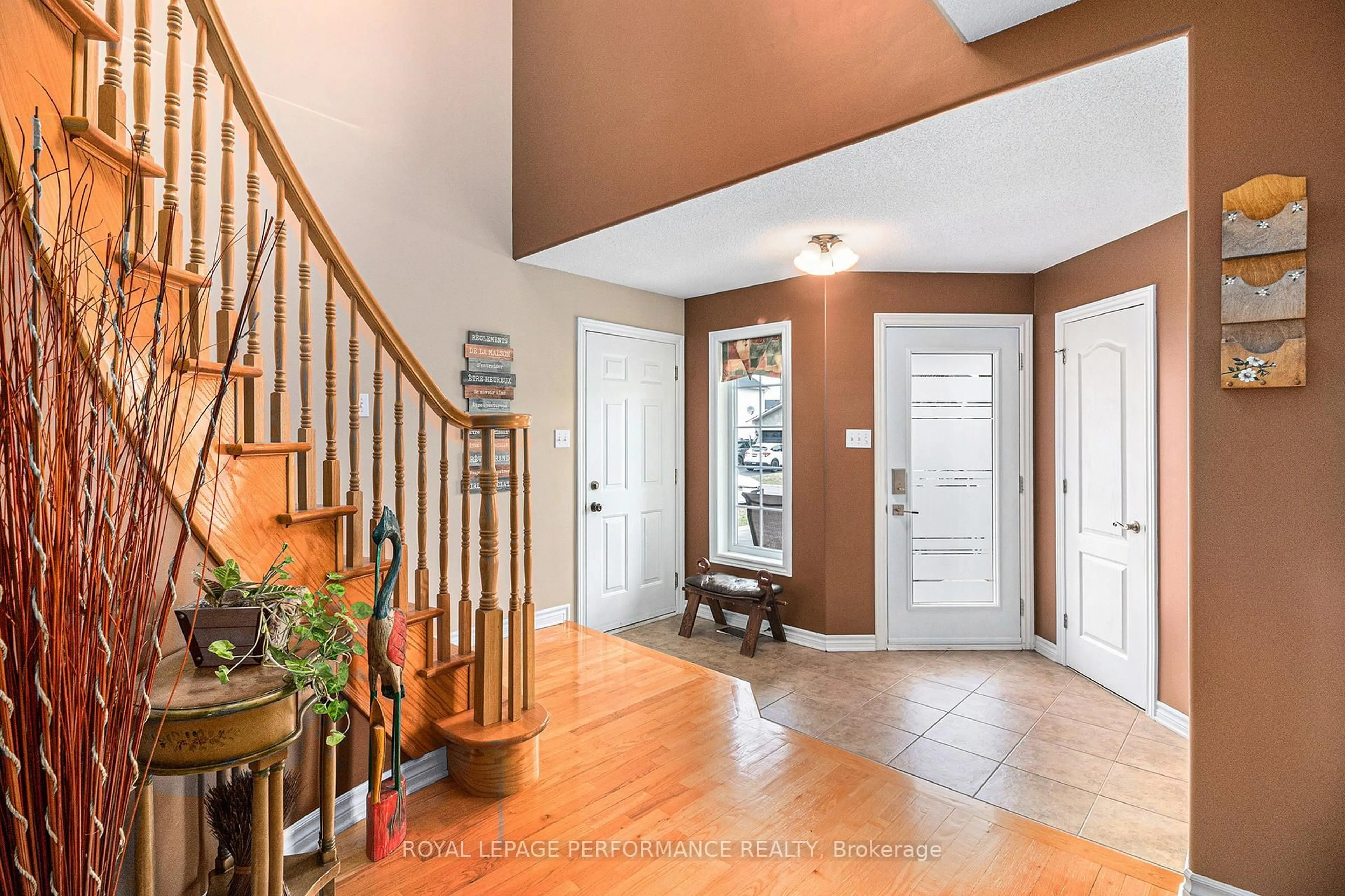 Indoor entryway for 24 La Citadelle St, Russell Ontario K0A 1W0