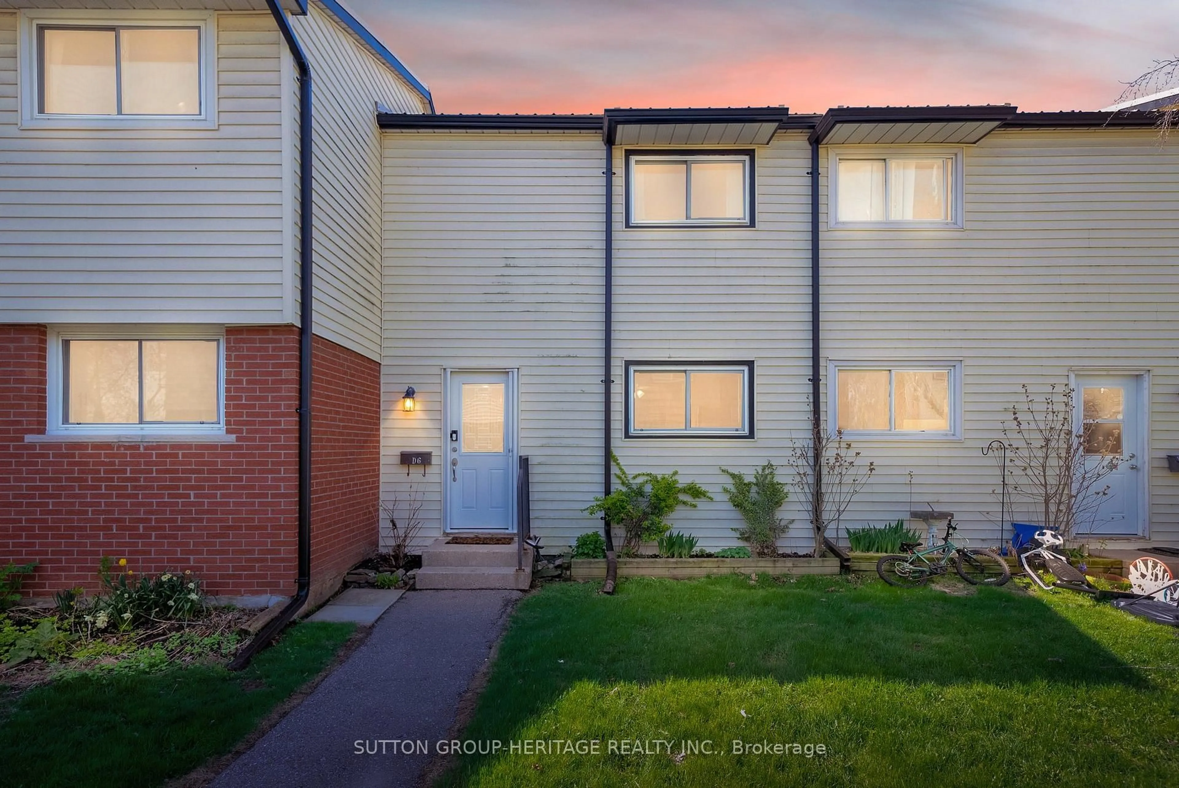 A pic from outside/outdoor area/front of a property/back of a property/a pic from drone, street for 47 Wellington St #D6, Port Hope Ontario L1A 2M4