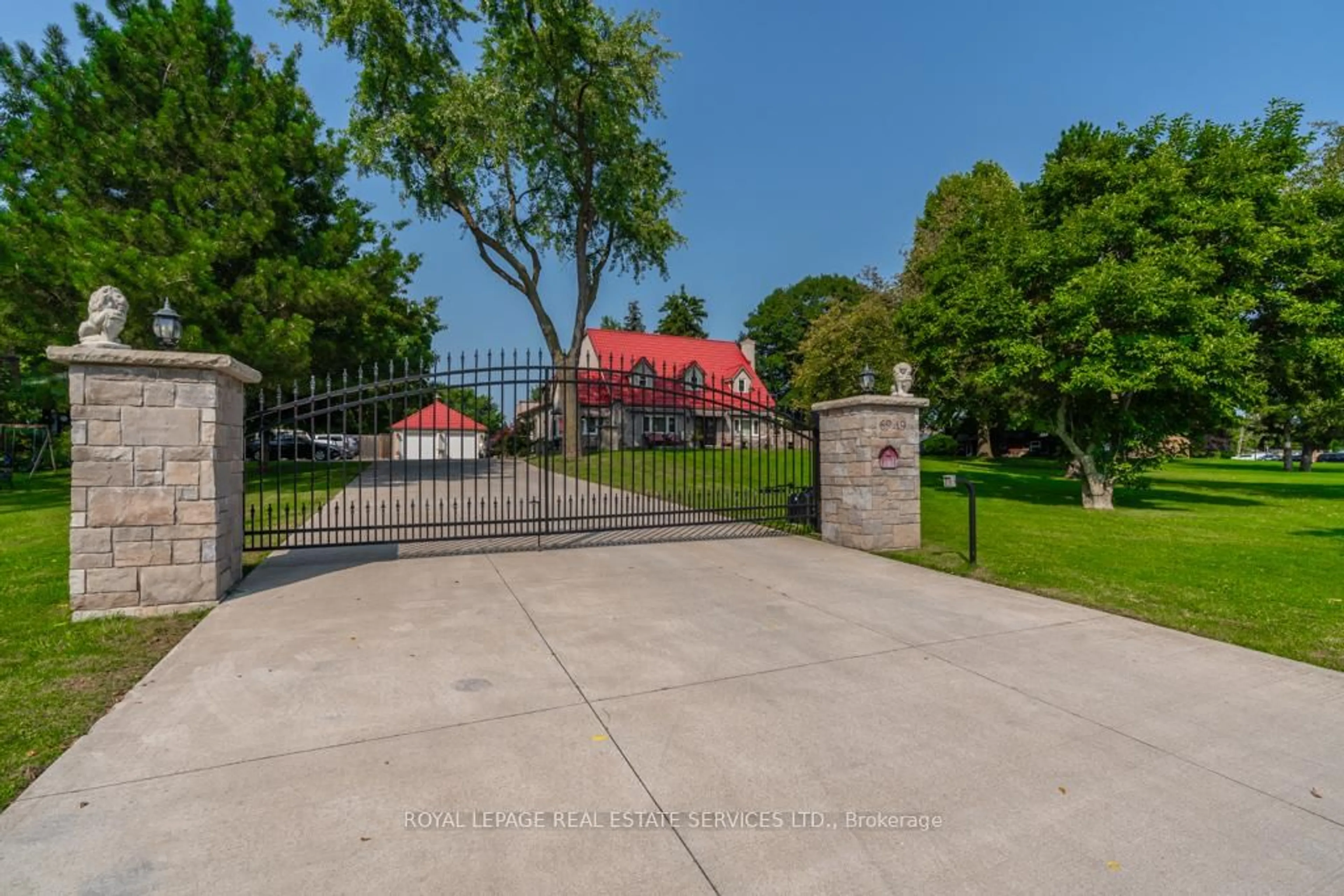 A pic from outside/outdoor area/front of a property/back of a property/a pic from drone, street for 6949 Thorold Stone Rd, Niagara Falls Ontario L2J 1B5
