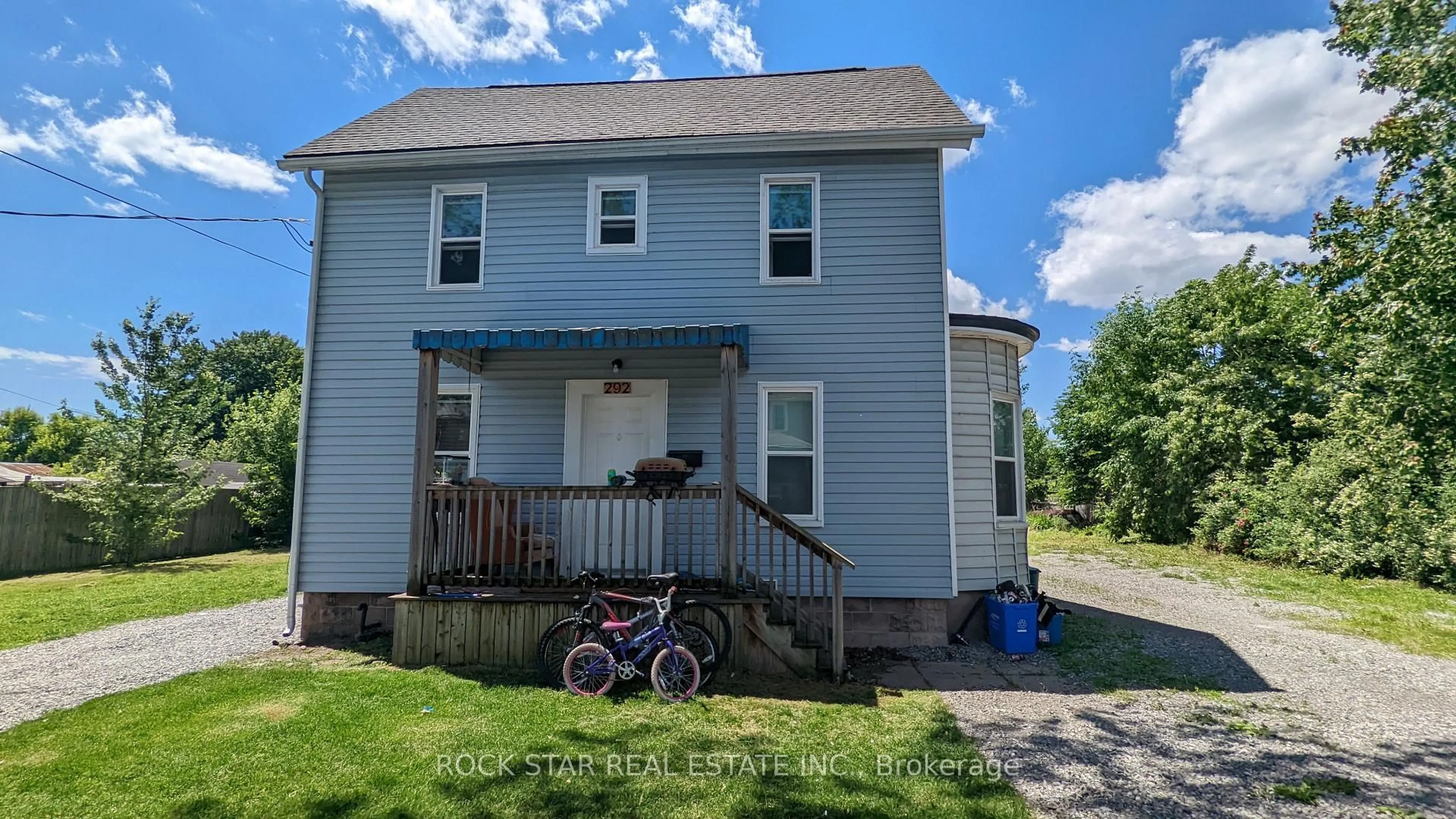 A pic from outside/outdoor area/front of a property/back of a property/a pic from drone, street for 292 Fares St, Port Colborne Ontario L3K 1W8