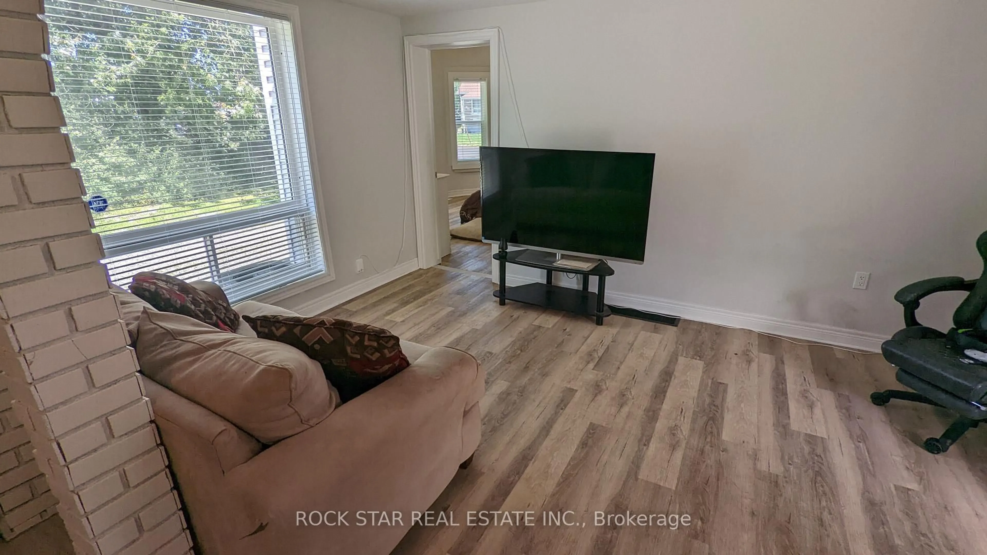 Living room with furniture, wood/laminate floor for 292 Fares St, Port Colborne Ontario L3K 1W8