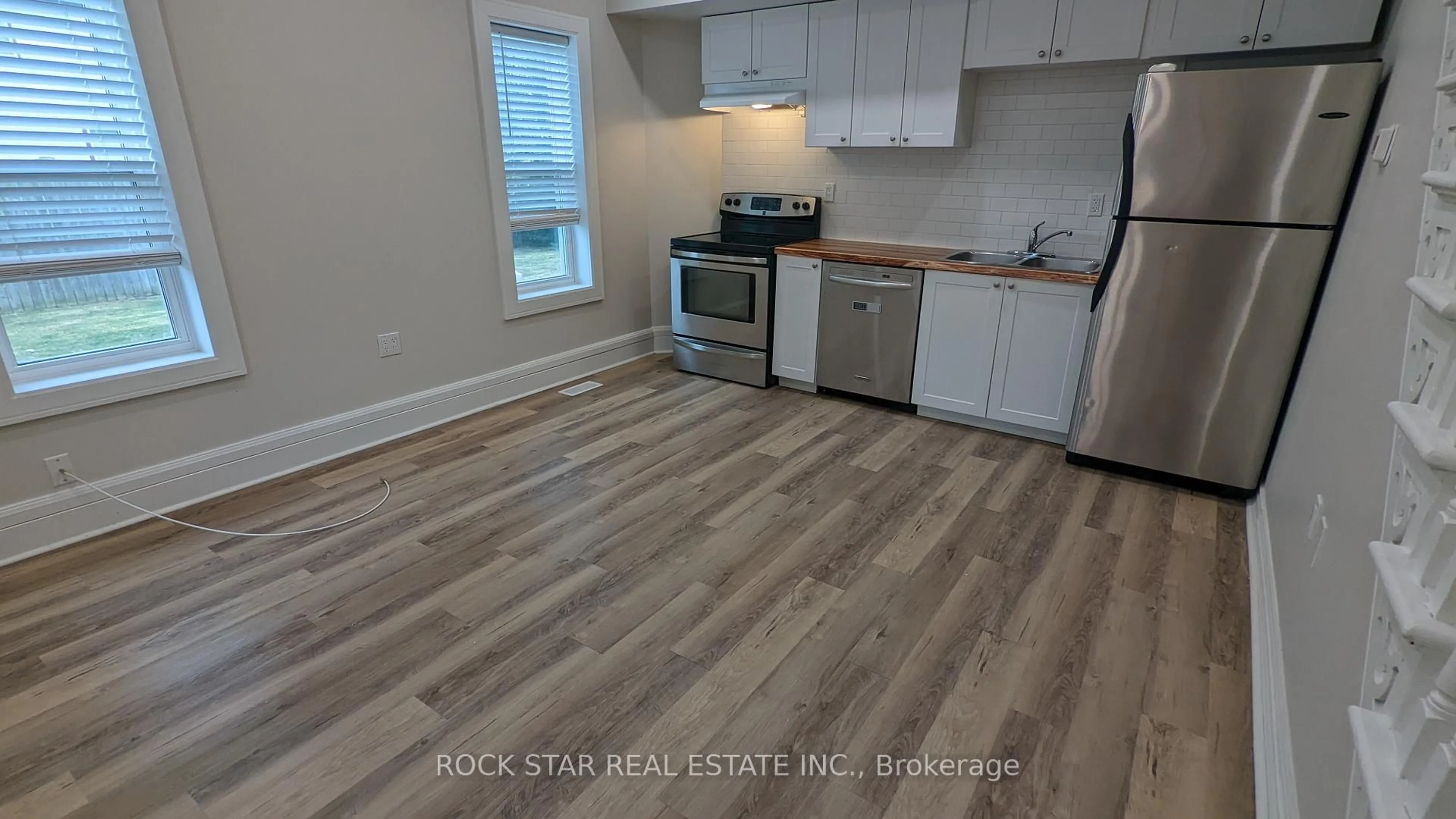 Open concept kitchen, wood/laminate floor for 292 Fares St, Port Colborne Ontario L3K 1W8