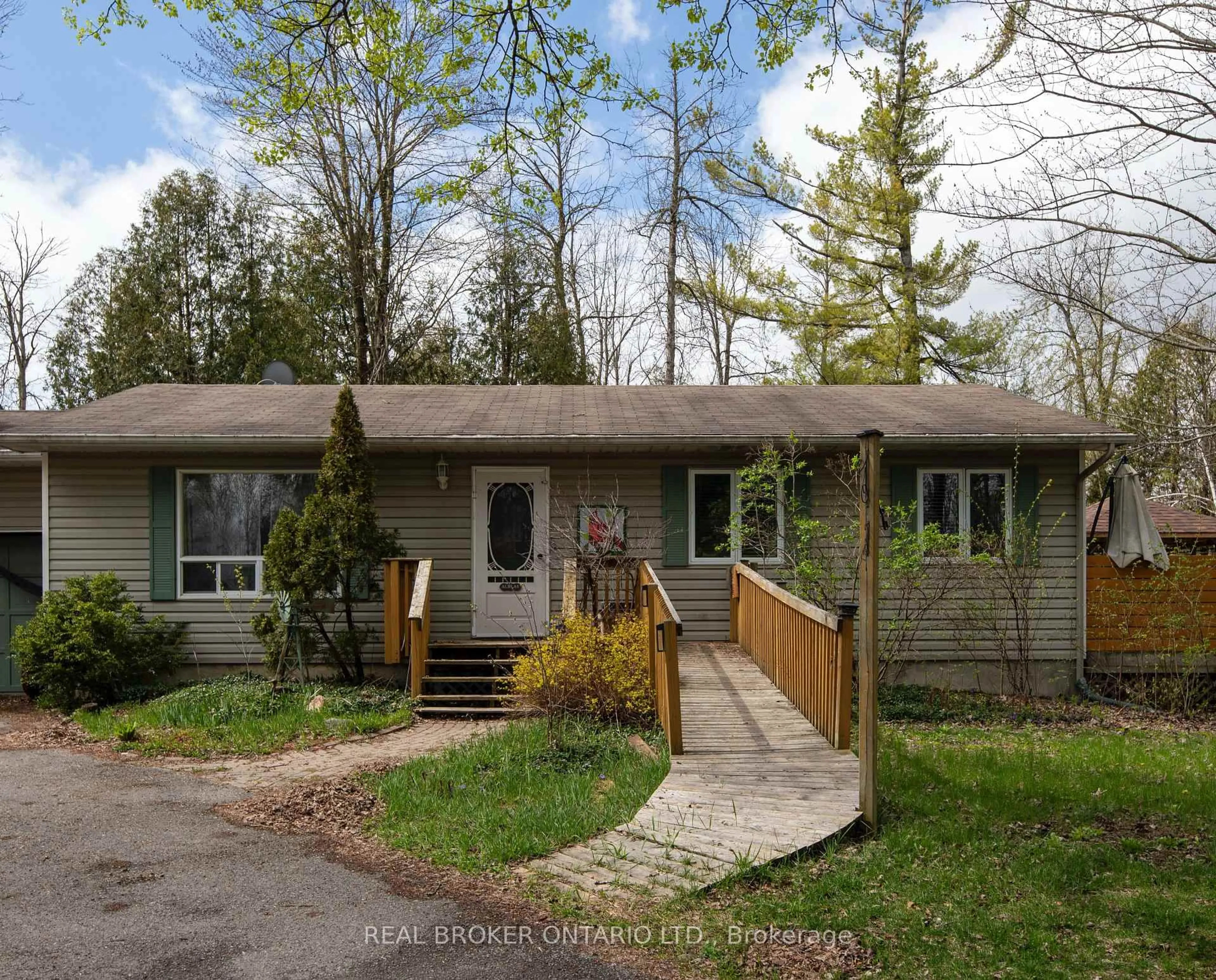 Home with vinyl exterior material, street for 30 Kingfisher Cres, North Grenville Ontario K0G 1J0