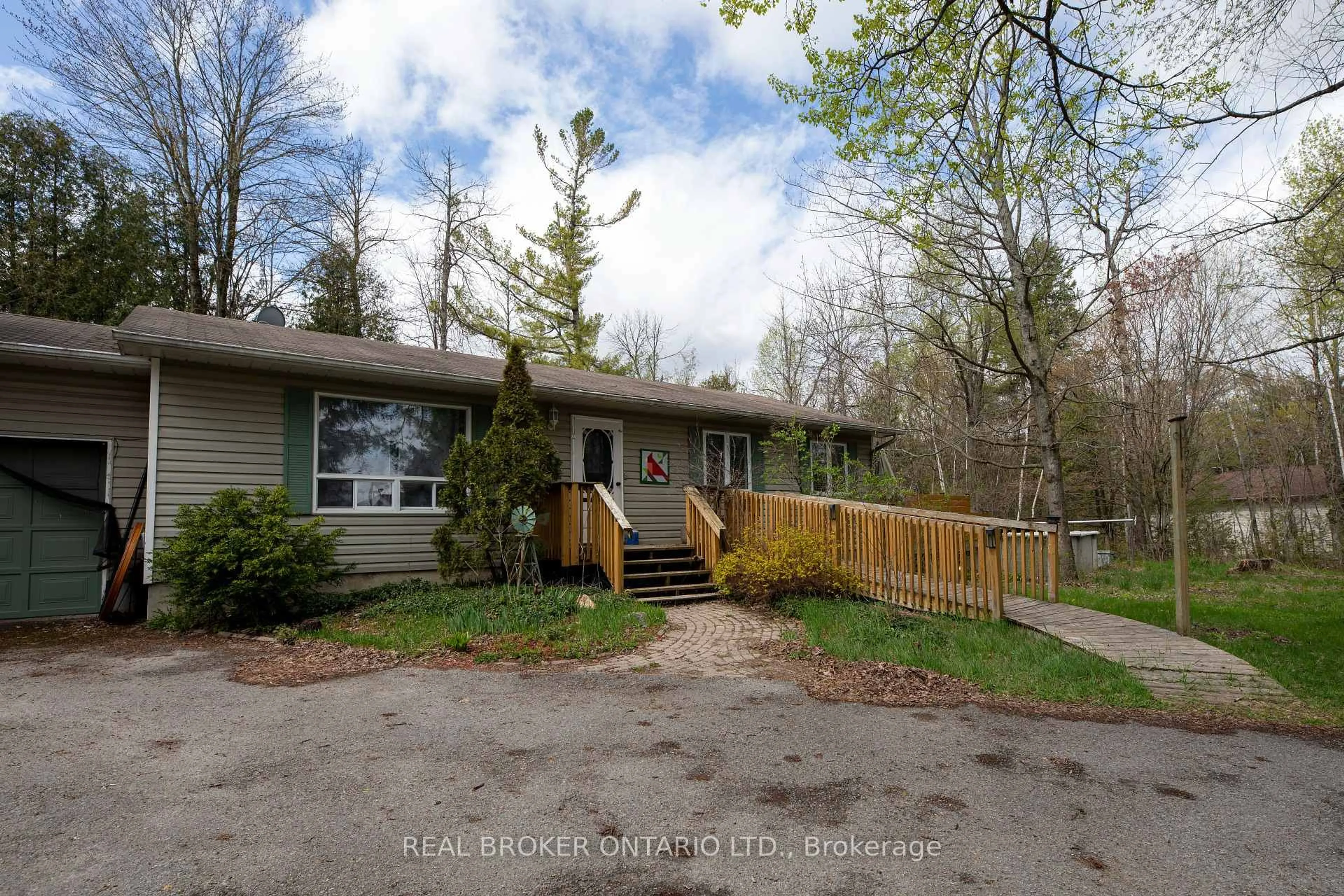 A pic from outside/outdoor area/front of a property/back of a property/a pic from drone, unknown for 30 Kingfisher Cres, North Grenville Ontario K0G 1J0