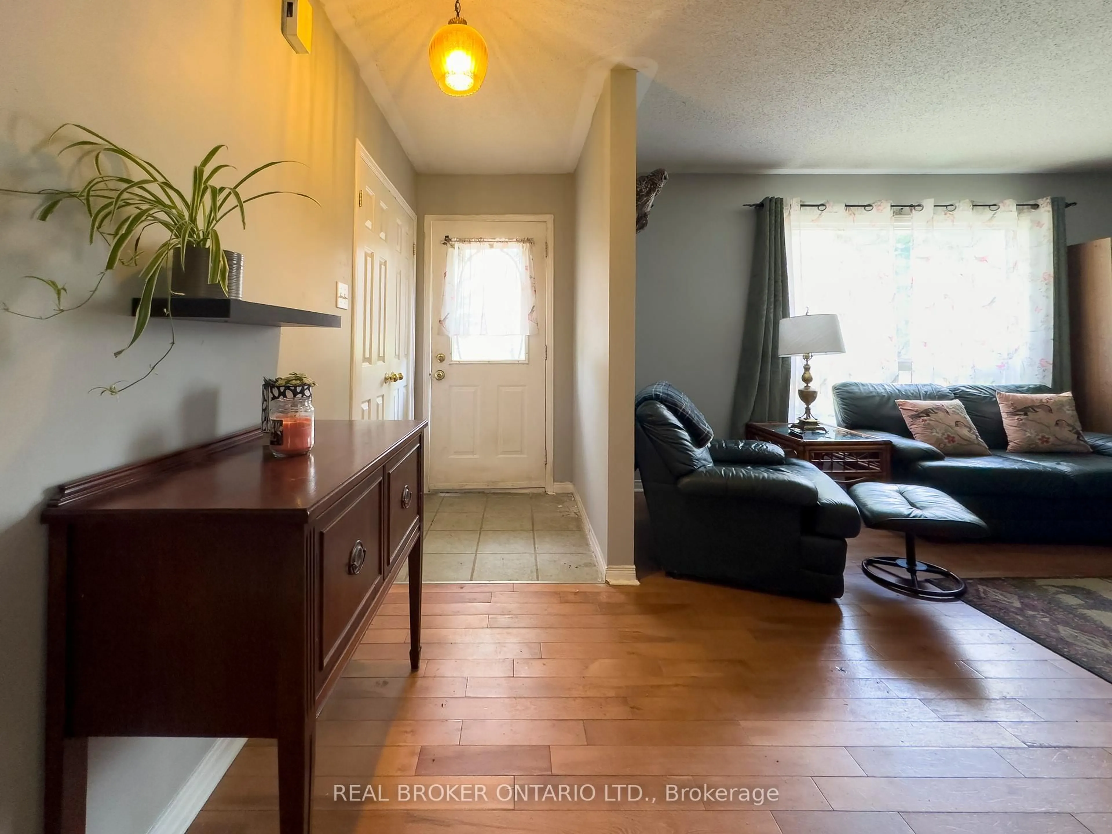 Living room with furniture, wood/laminate floor for 30 Kingfisher Cres, North Grenville Ontario K0G 1J0