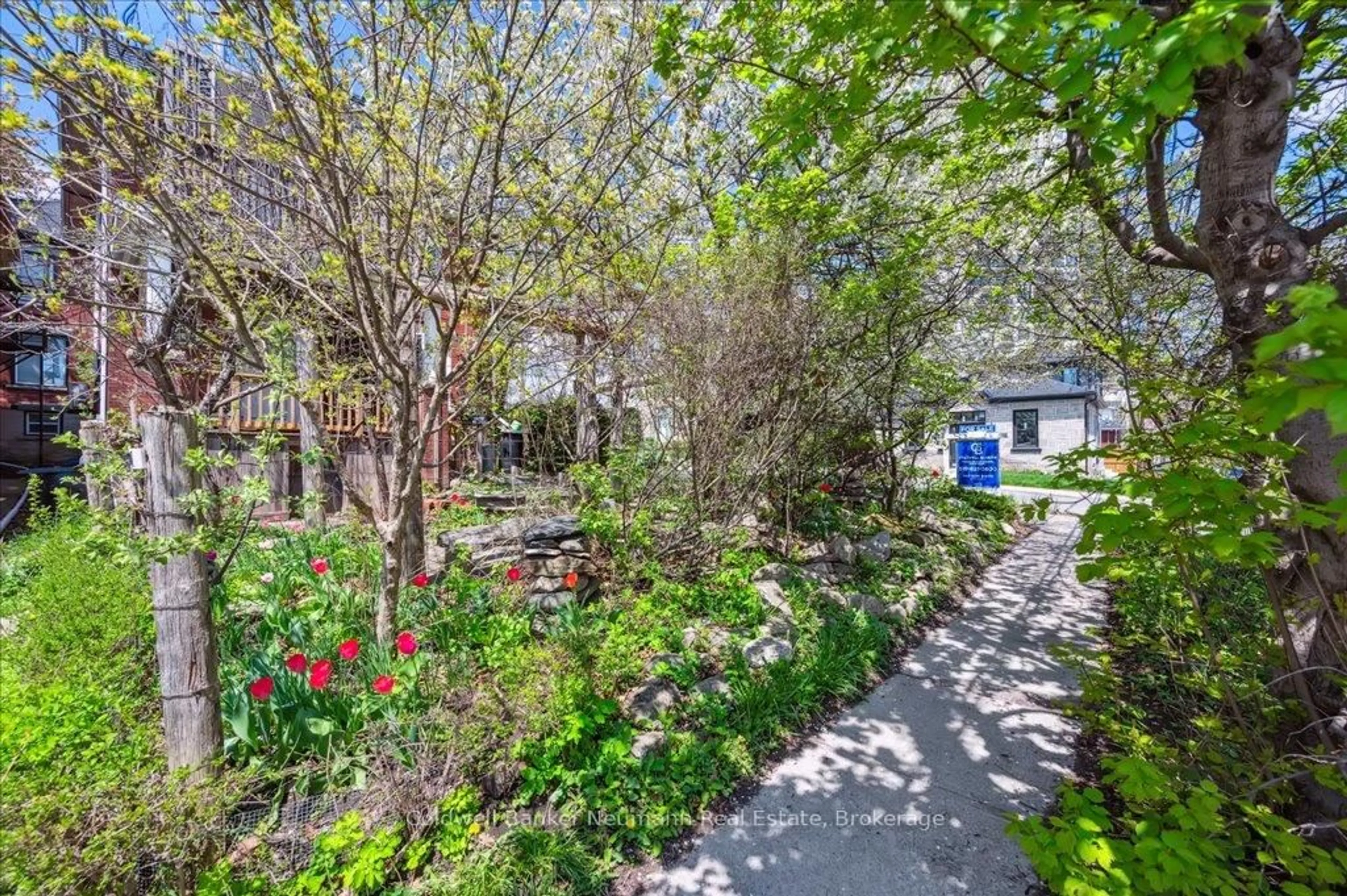 Patio, street for 124 Surrey St, Guelph Ontario N1H 3P9
