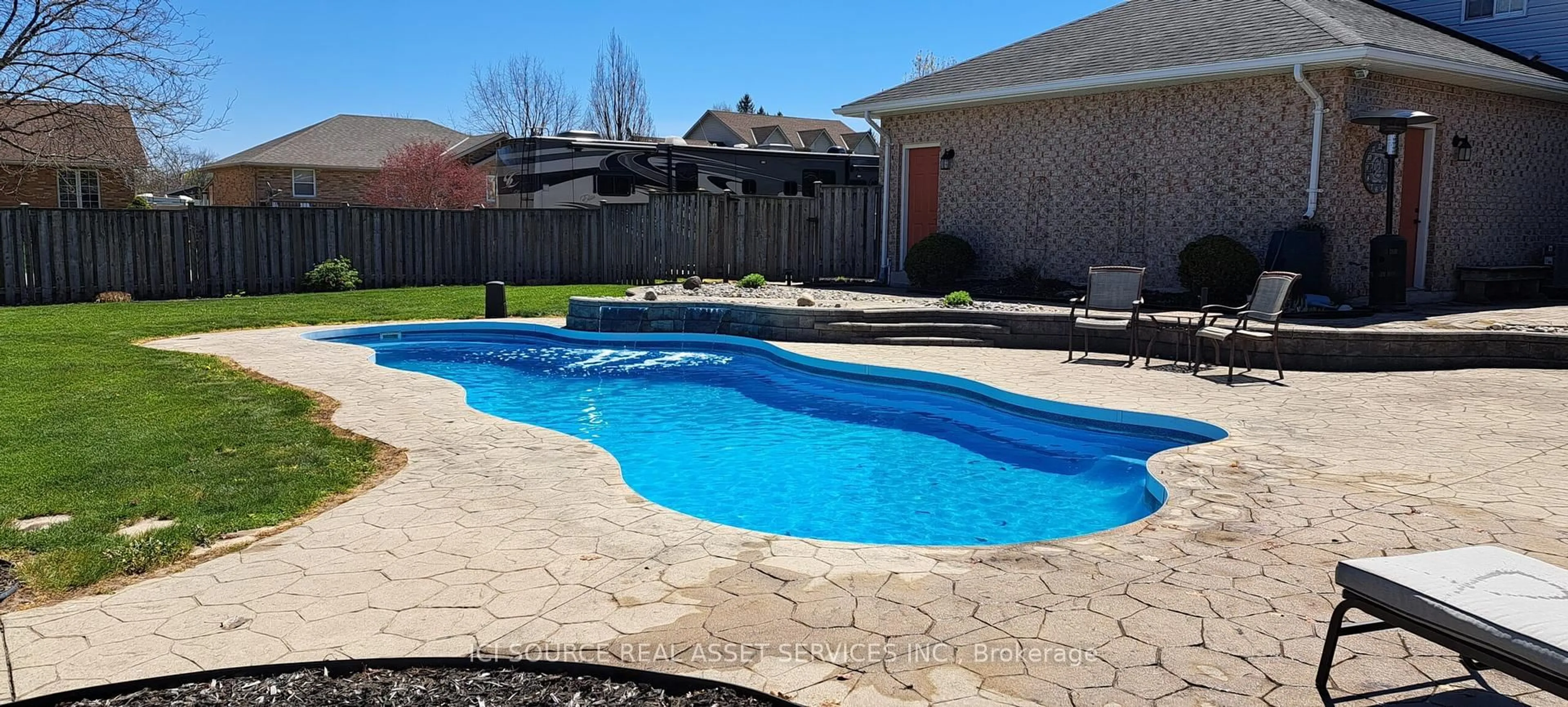 Pool for 1 Thistle St, Dutton/Dunwich Ontario N0L 1J0