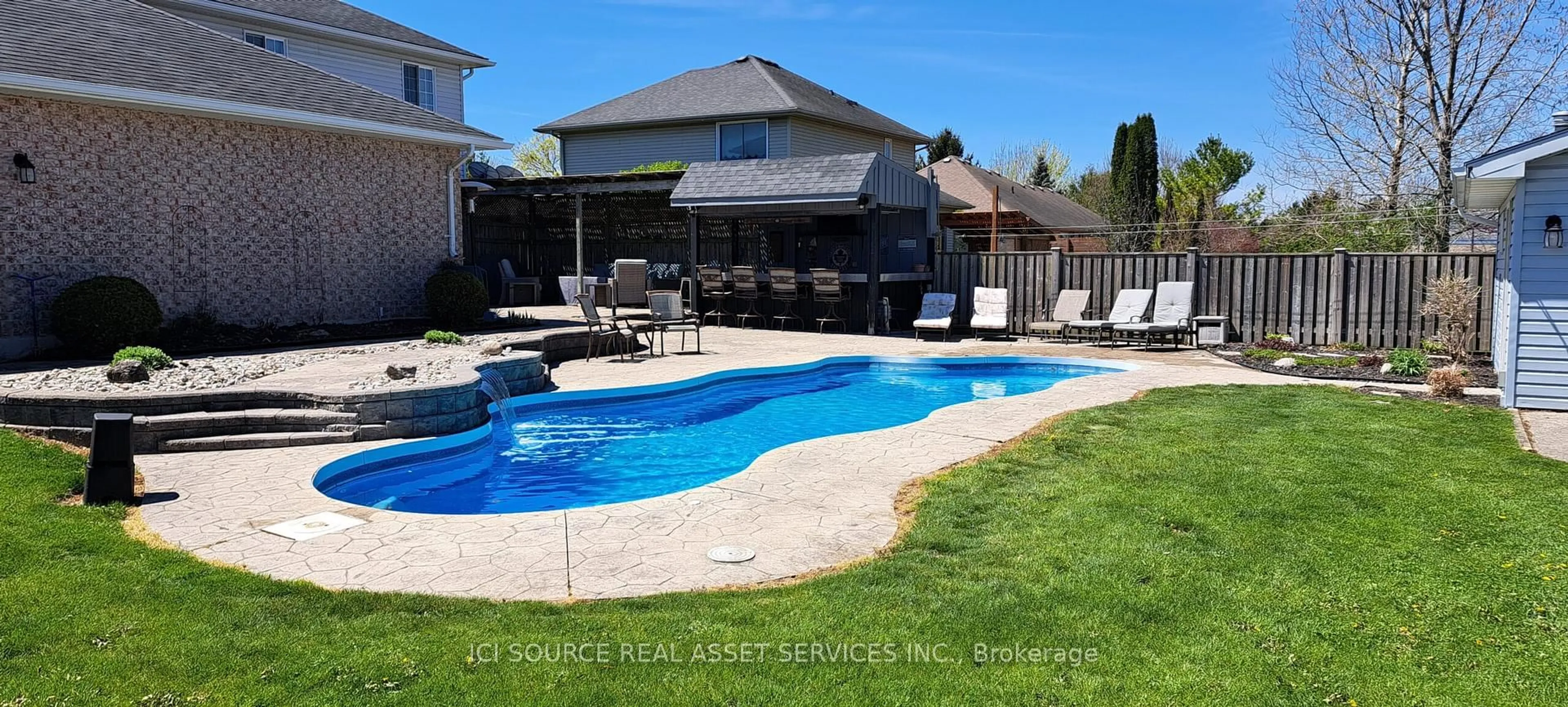 Pool for 1 Thistle St, Dutton/Dunwich Ontario N0L 1J0