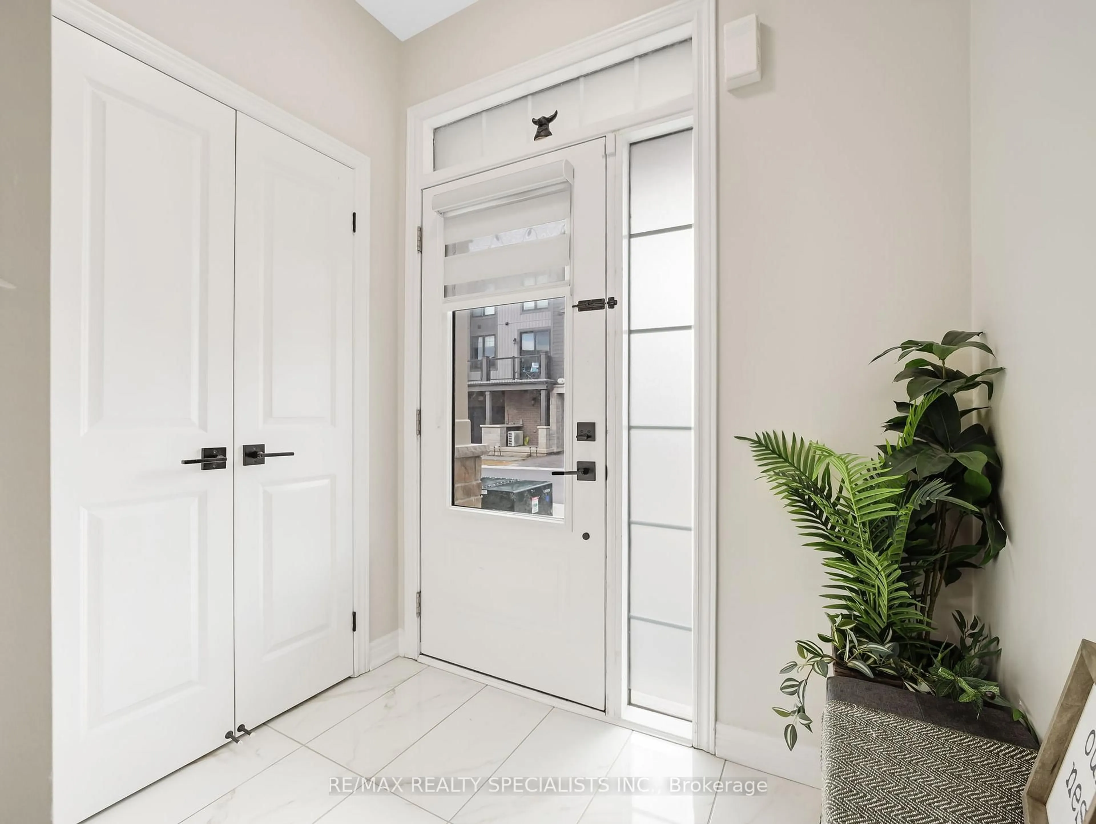 Indoor entryway for 100 Hollywood Crt #48, Cambridge Ontario N1R 0C5
