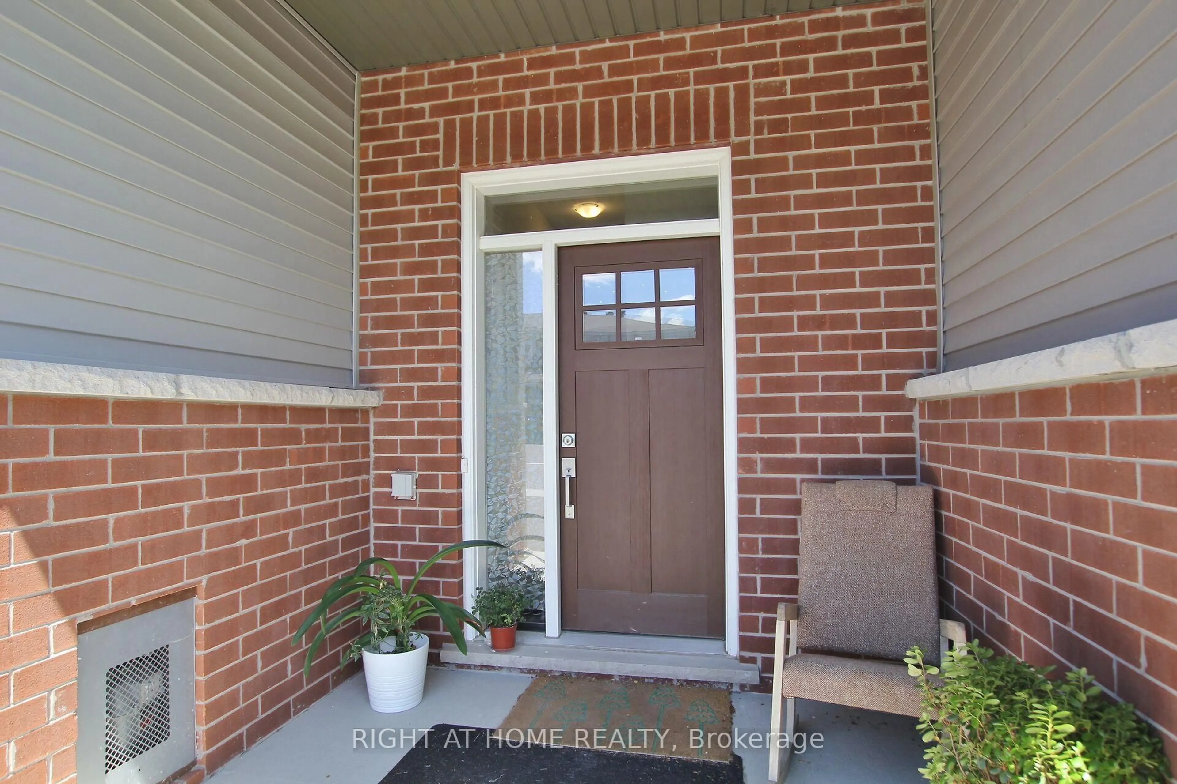 Indoor entryway for 651 HAMSA St, Ottawa Ontario K2J 0K6