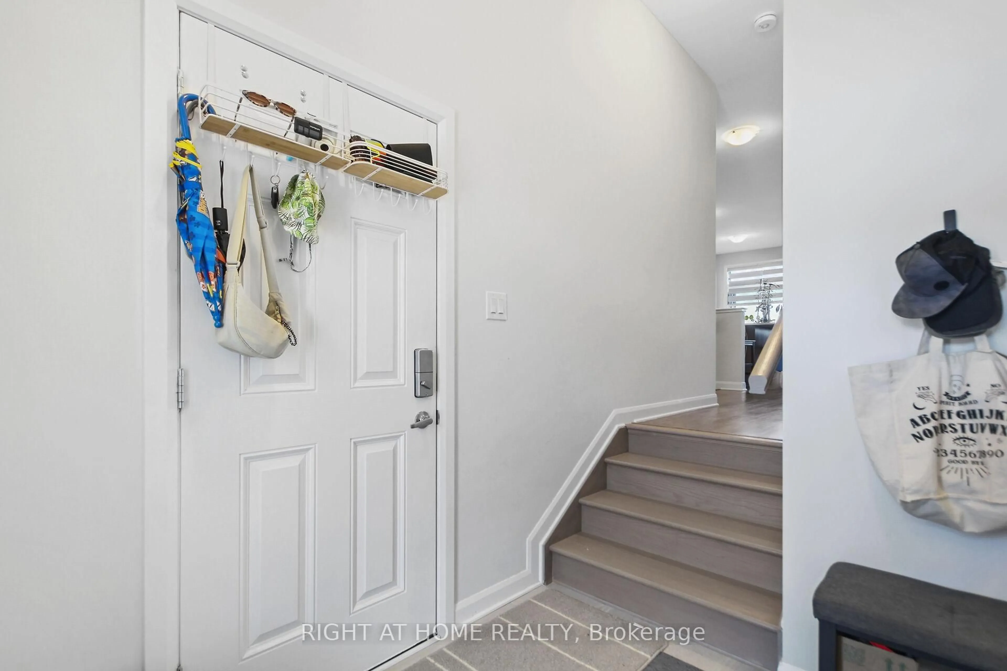 Indoor entryway for 651 HAMSA St, Ottawa Ontario K2J 0K6