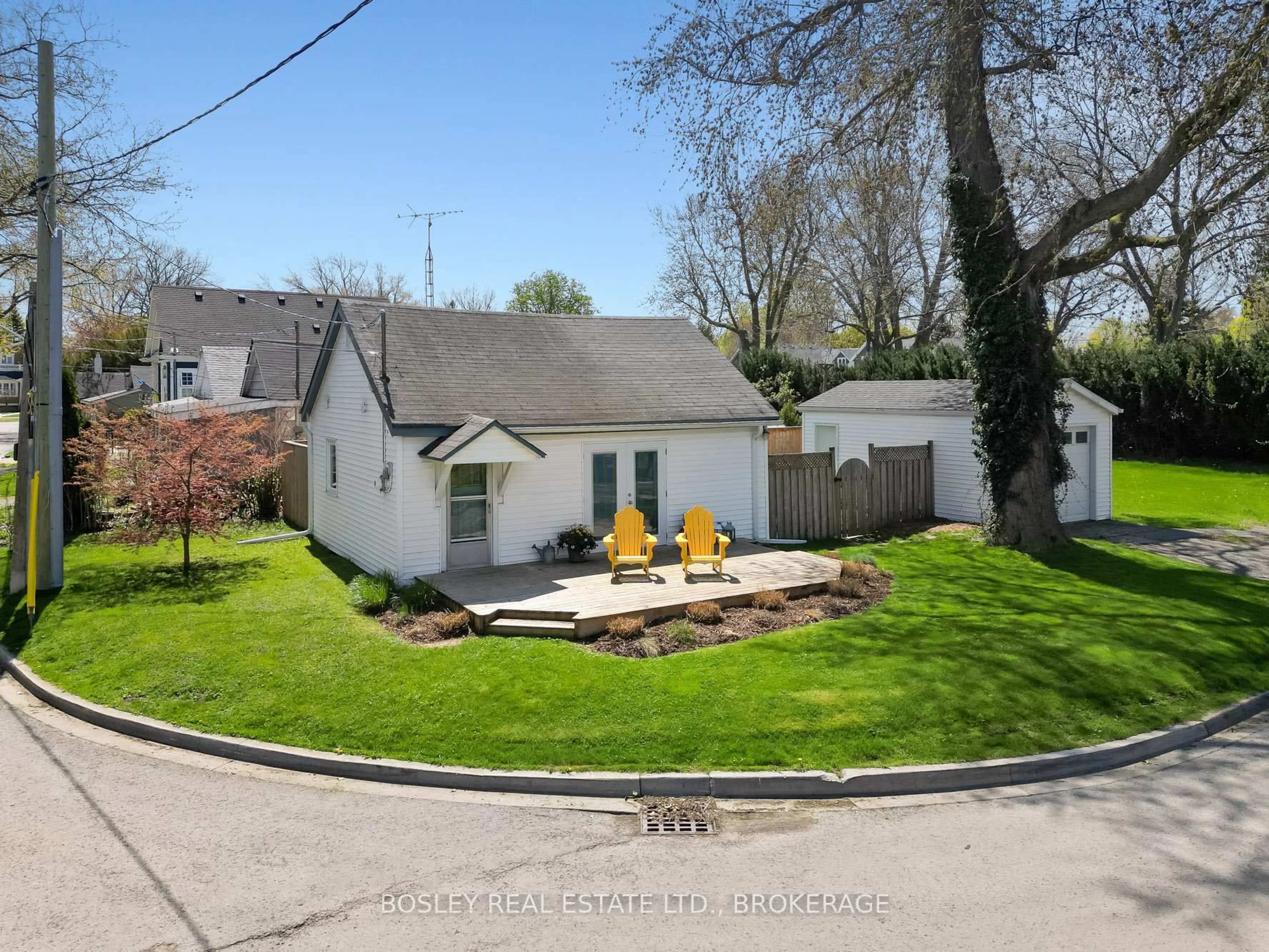 A pic from outside/outdoor area/front of a property/back of a property/a pic from drone, street for 9 Paxton Ave, St. Catharines Ontario L2N 5H7