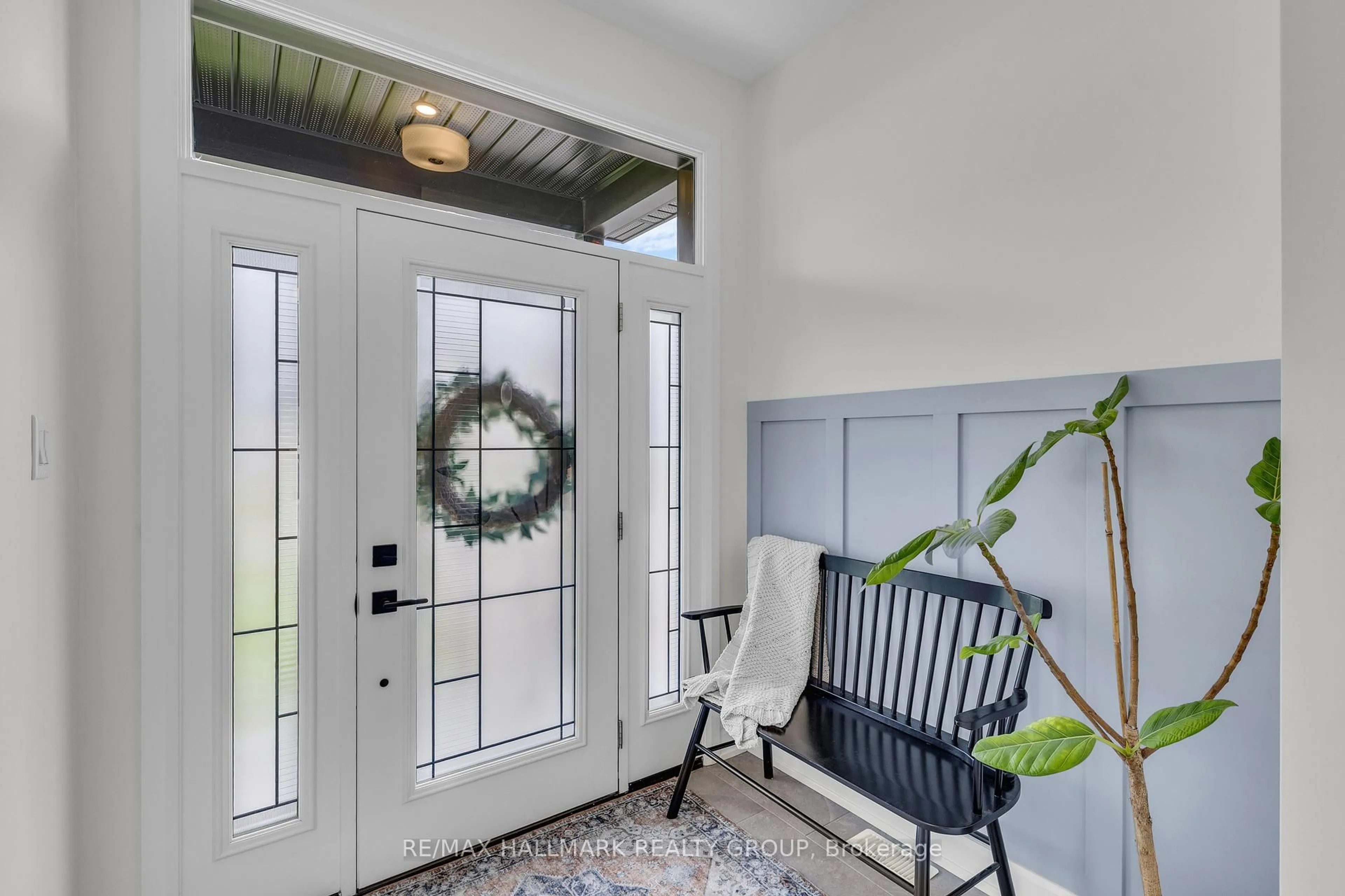 Indoor entryway for 1184 Avignon St, Russell Ontario K1S 4E6