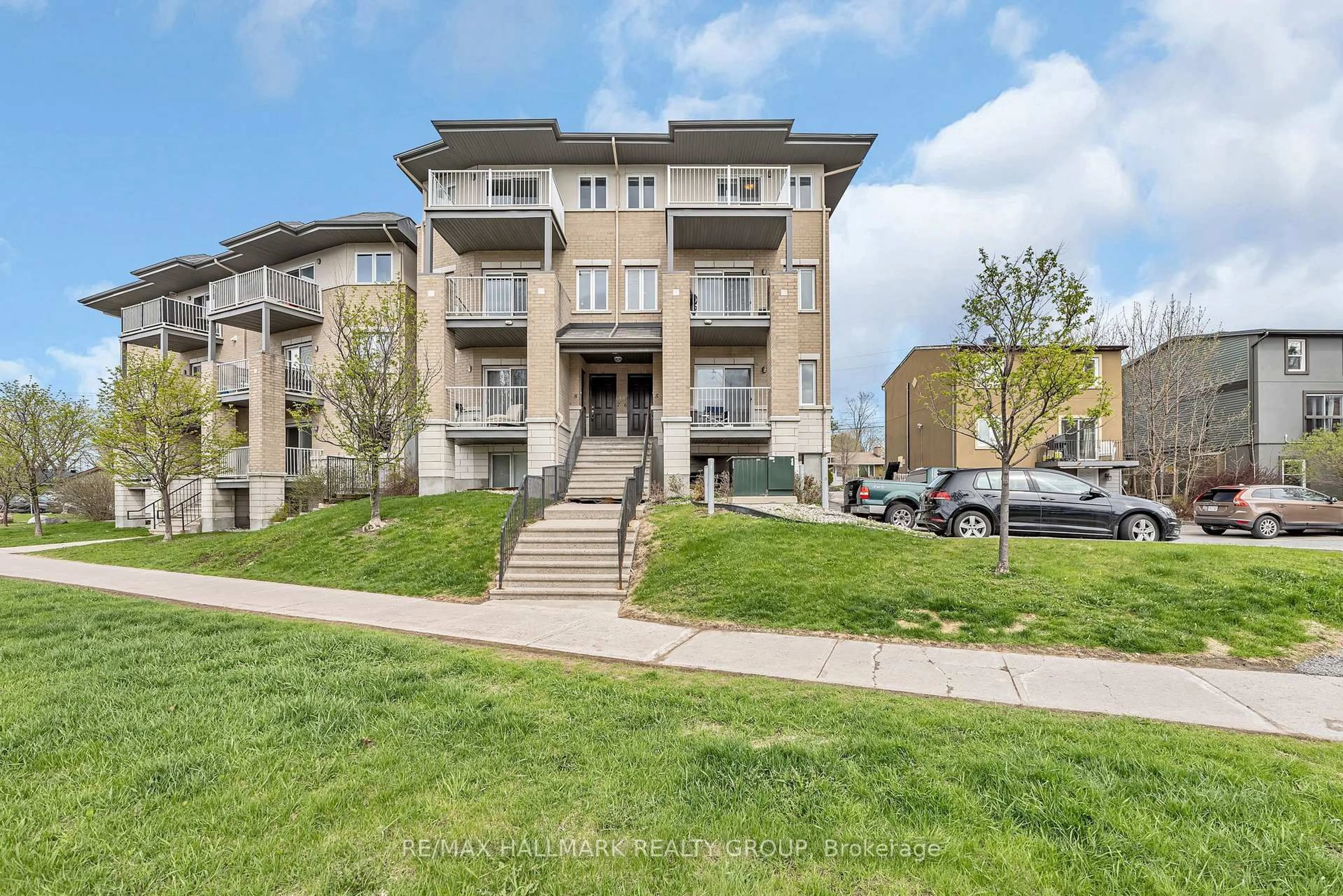 A pic from outside/outdoor area/front of a property/back of a property/a pic from drone, unknown for 1220 Mcwatters Rd #6, Ottawa Ontario K2C 3Y2
