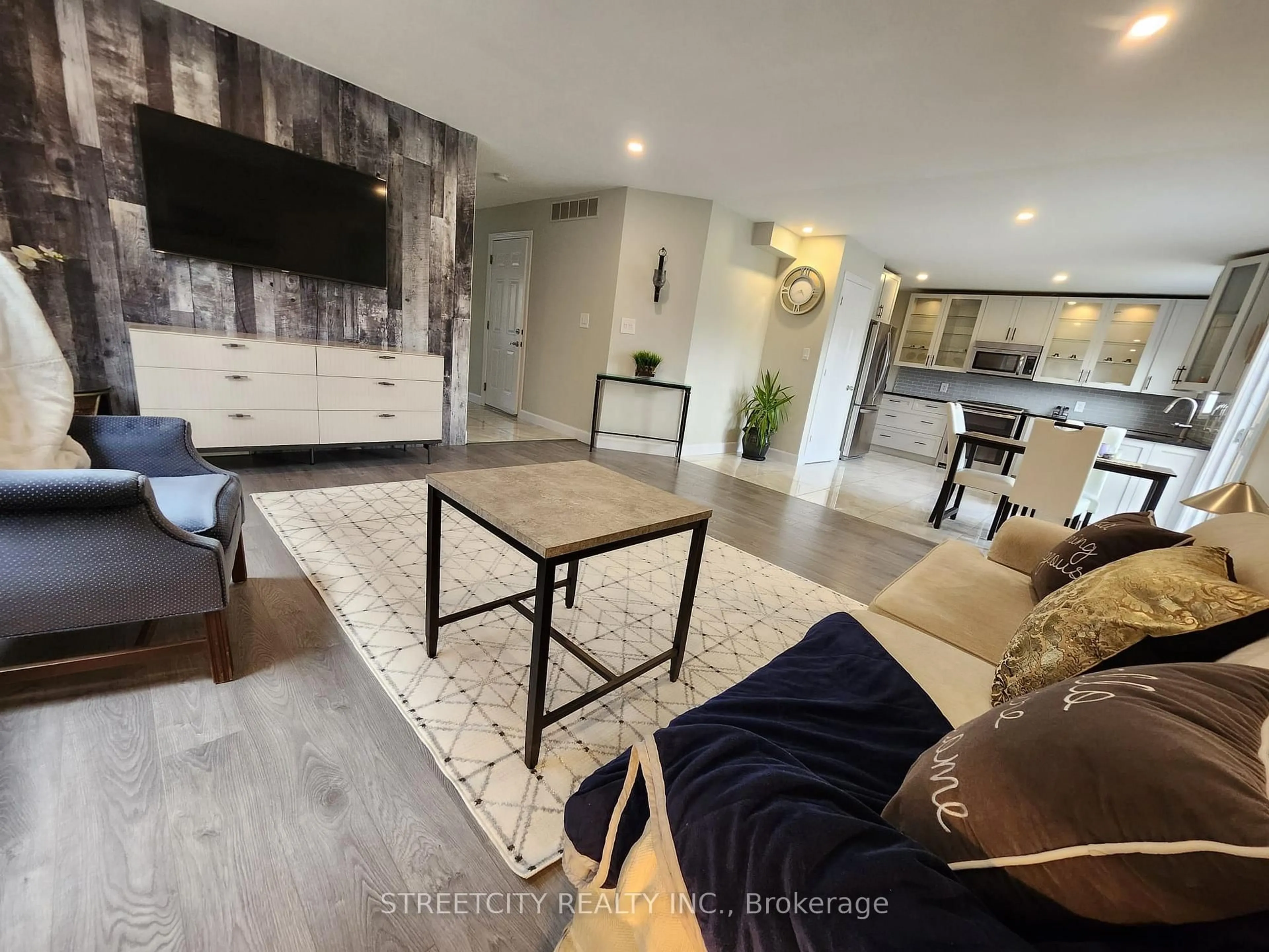 Living room with furniture, unknown for 124 Tanoak Dr, London North Ontario N6G 5R3