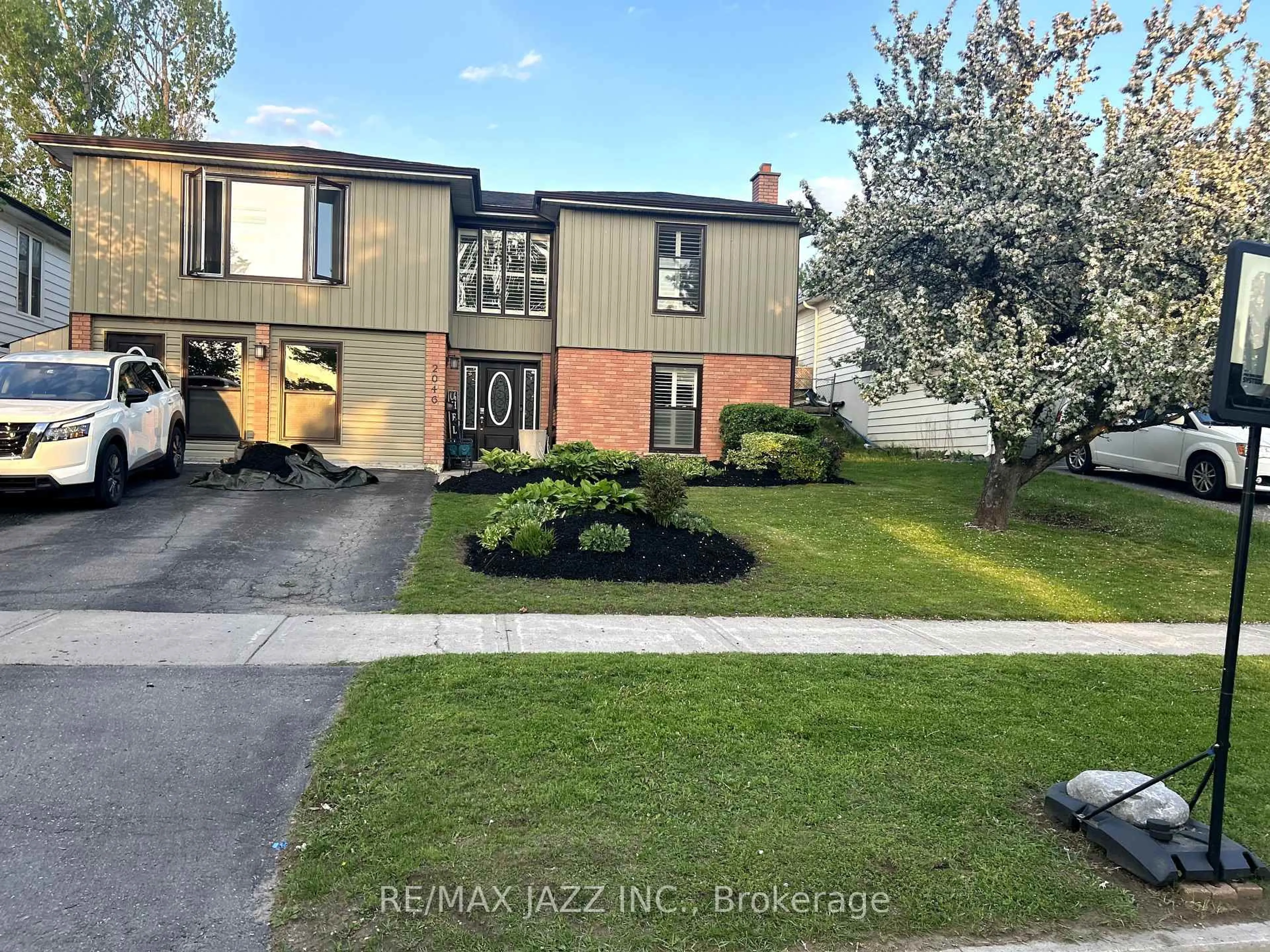 A pic from outside/outdoor area/front of a property/back of a property/a pic from drone, street for 2046 Meadowview Rd, Peterborough East Ontario K9L 1S4