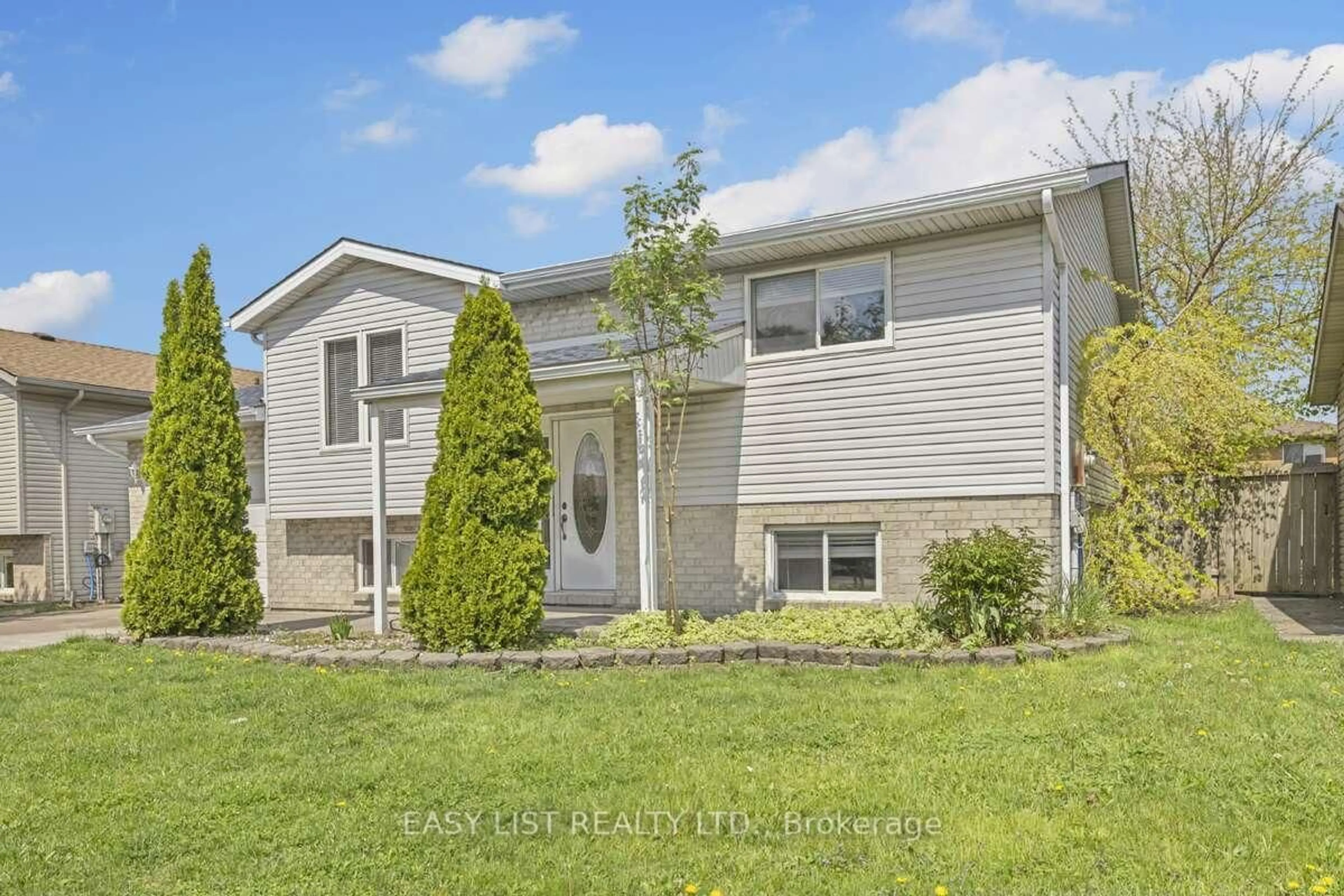 Home with vinyl exterior material, street for 2956 Alderbrook Dr, Windsor Ontario N8W 5H5