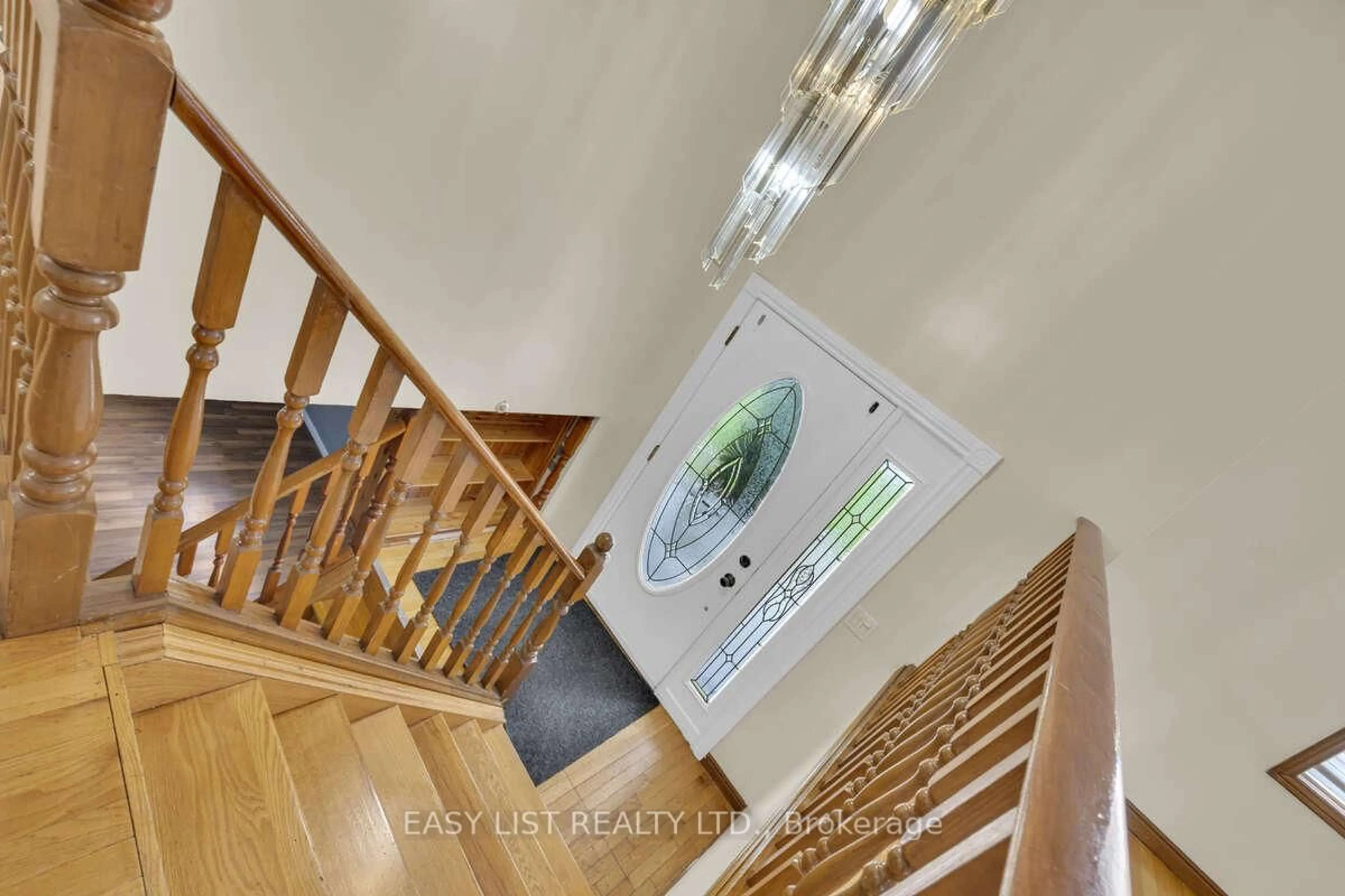 Indoor foyer for 2956 Alderbrook Dr, Windsor Ontario N8W 5H5