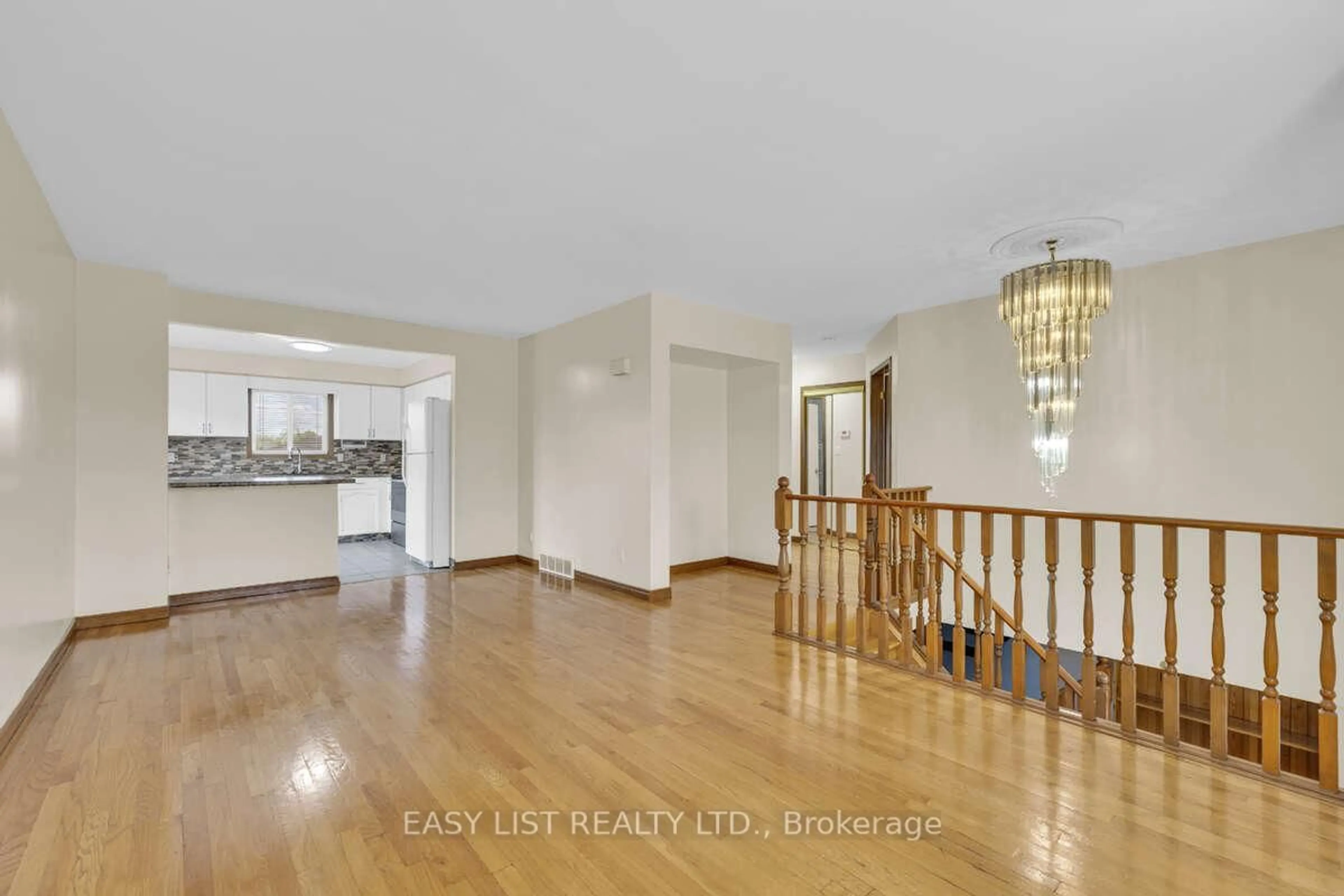 Indoor foyer for 2956 Alderbrook Dr, Windsor Ontario N8W 5H5