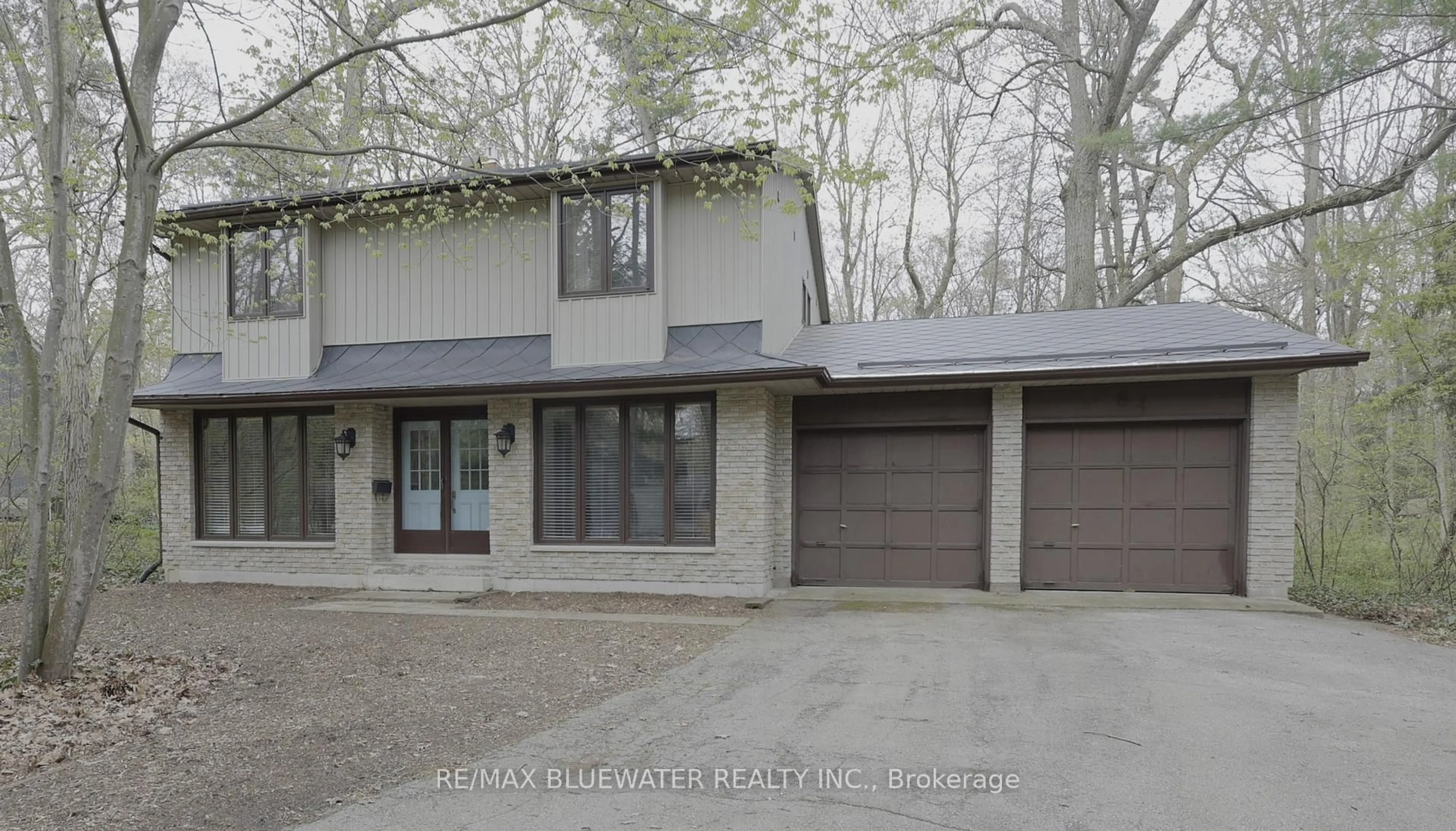 Home with vinyl exterior material, street for 10372 Sherwood Cres, Lambton Shores Ontario N0M 1T0